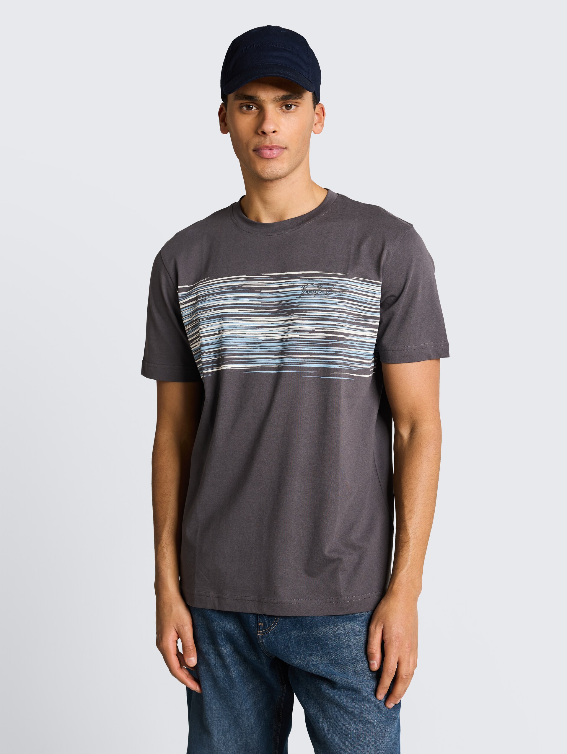 T-Shirt mit Print - Tarmac Grey - Ausschnitt Model-Vorderansicht