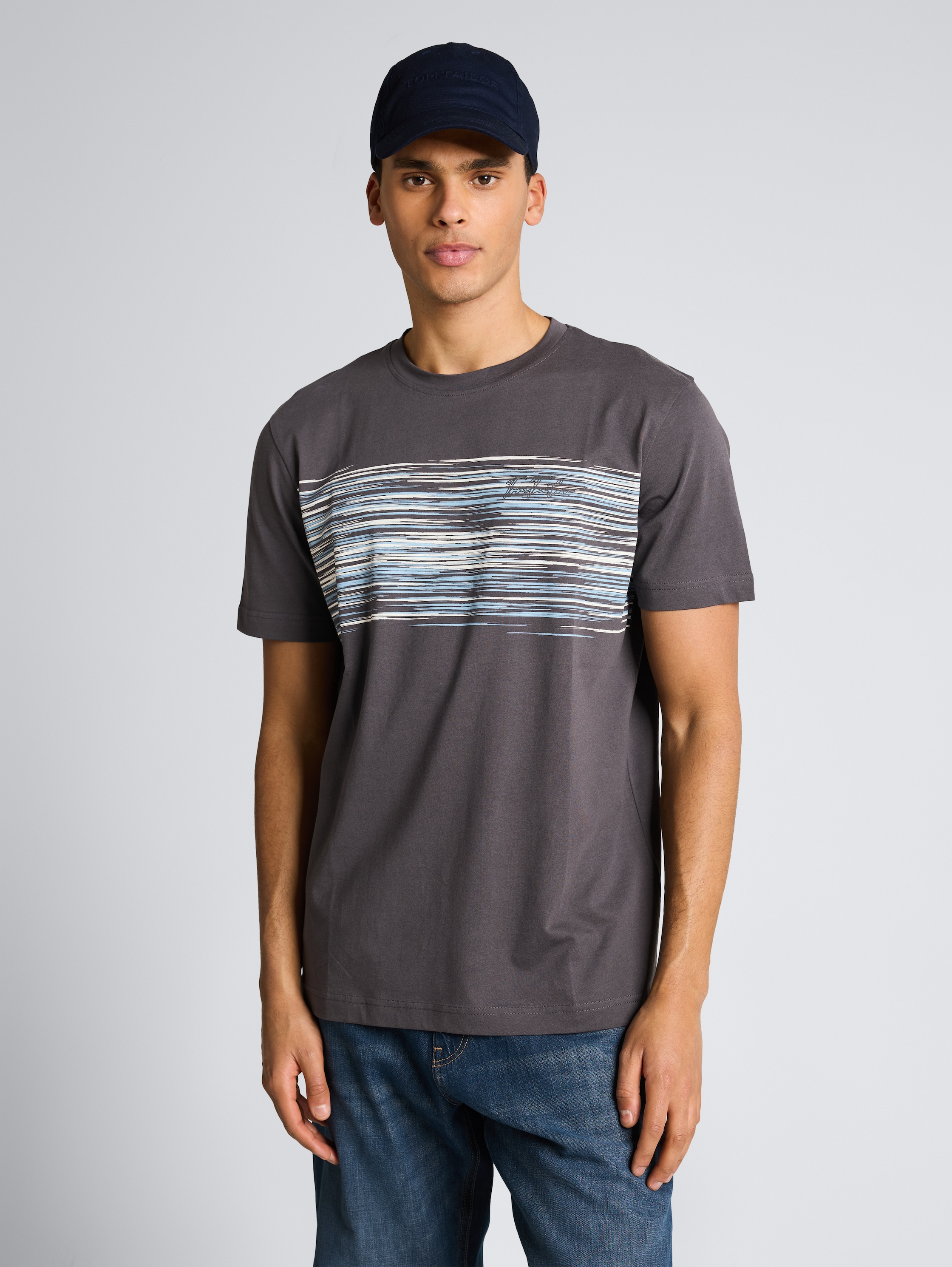 T-shirt with print - Tarmac Grey - Neckline model front view