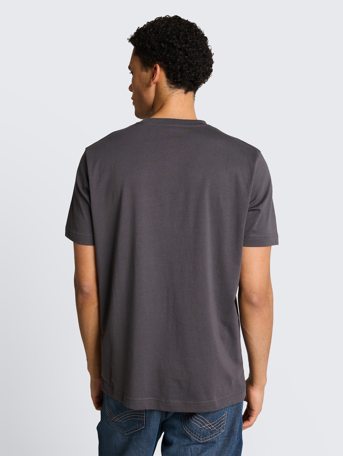 T-Shirt mit Print - Tarmac Grey - Auschnitt Model-Rückansicht