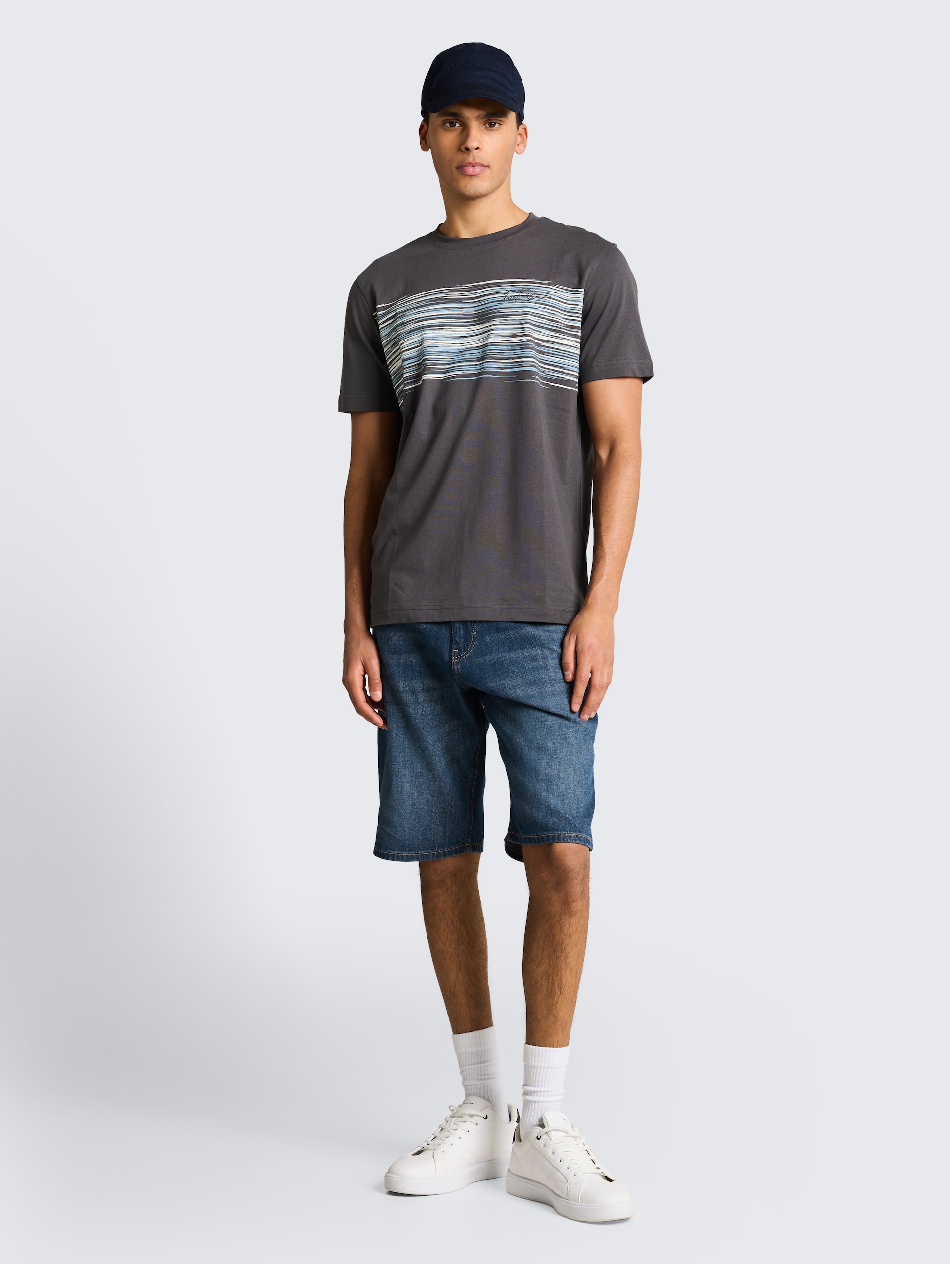 T-Shirt mit Print - Tarmac Grey - Model-Vorderansicht