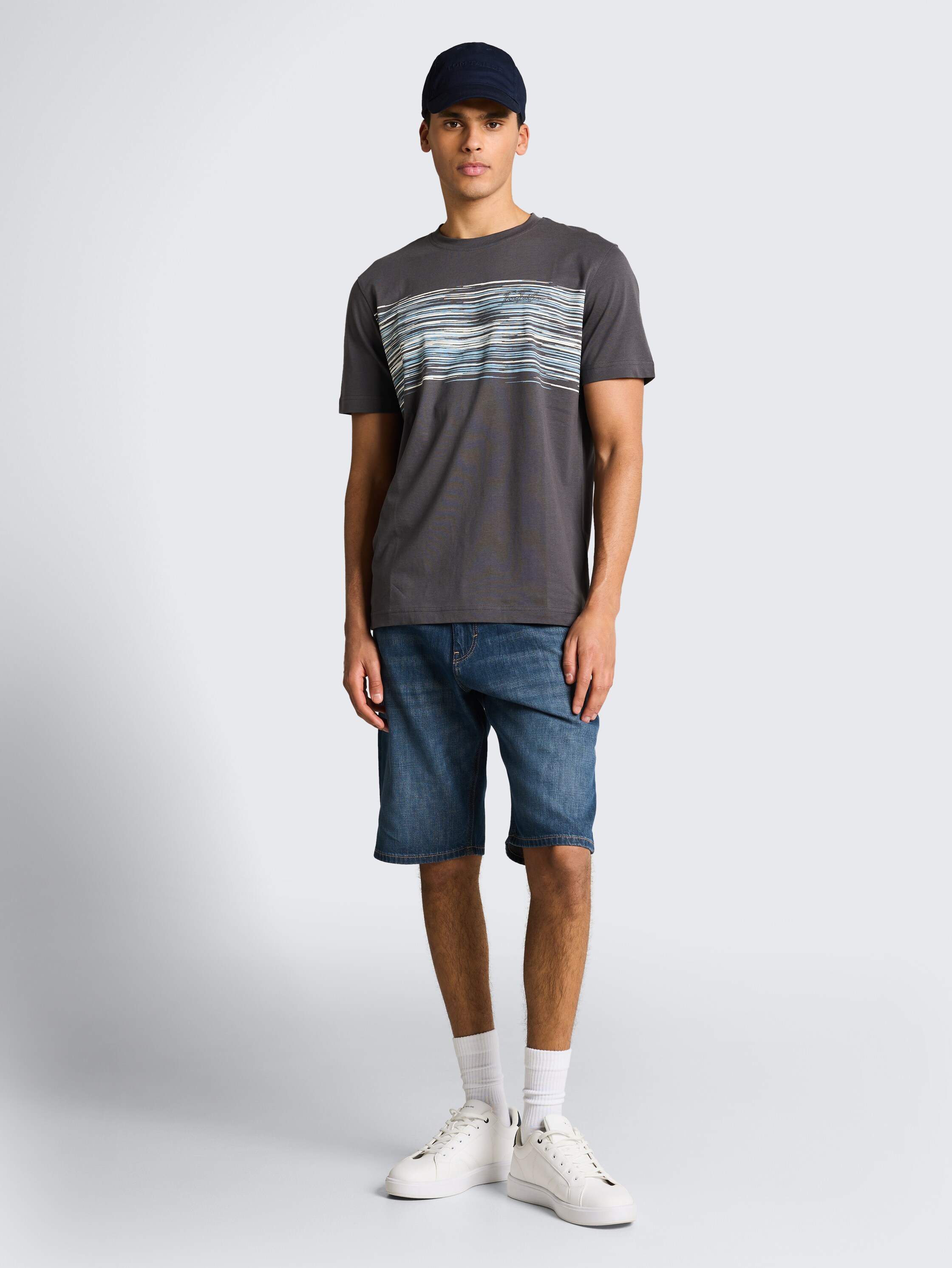 T-shirt with print - Tarmac Grey - Model front view