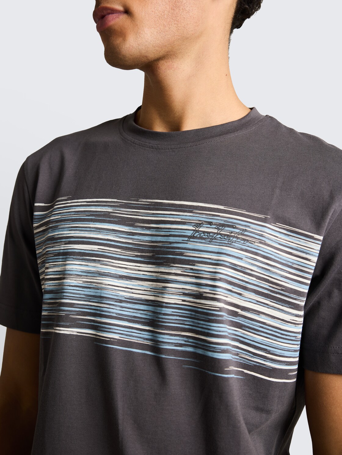 T-Shirt mit Print - Tarmac Grey - Detail-Model-Ansicht