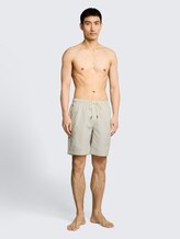 Seersucker Badeshorts mit Streifenmuster - green beige vertical stripe - Model-Vorderansicht