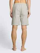 Seersucker Badeshorts mit Streifenmuster - green beige vertical stripe - Auschnitt Model-Rückansicht