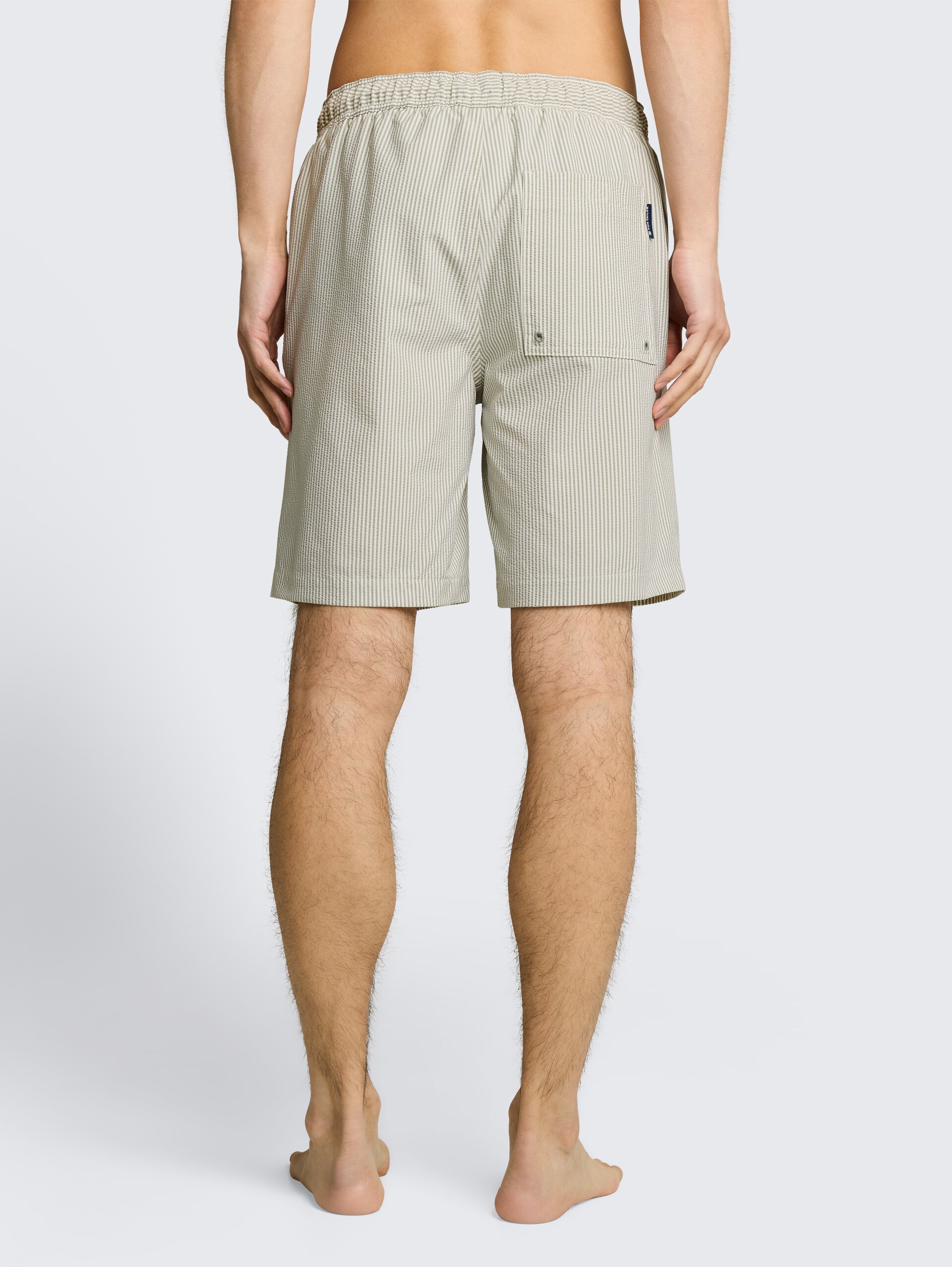Seersucker Badeshorts mit Streifenmuster - green beige vertical stripe - Auschnitt Model-Rückansicht