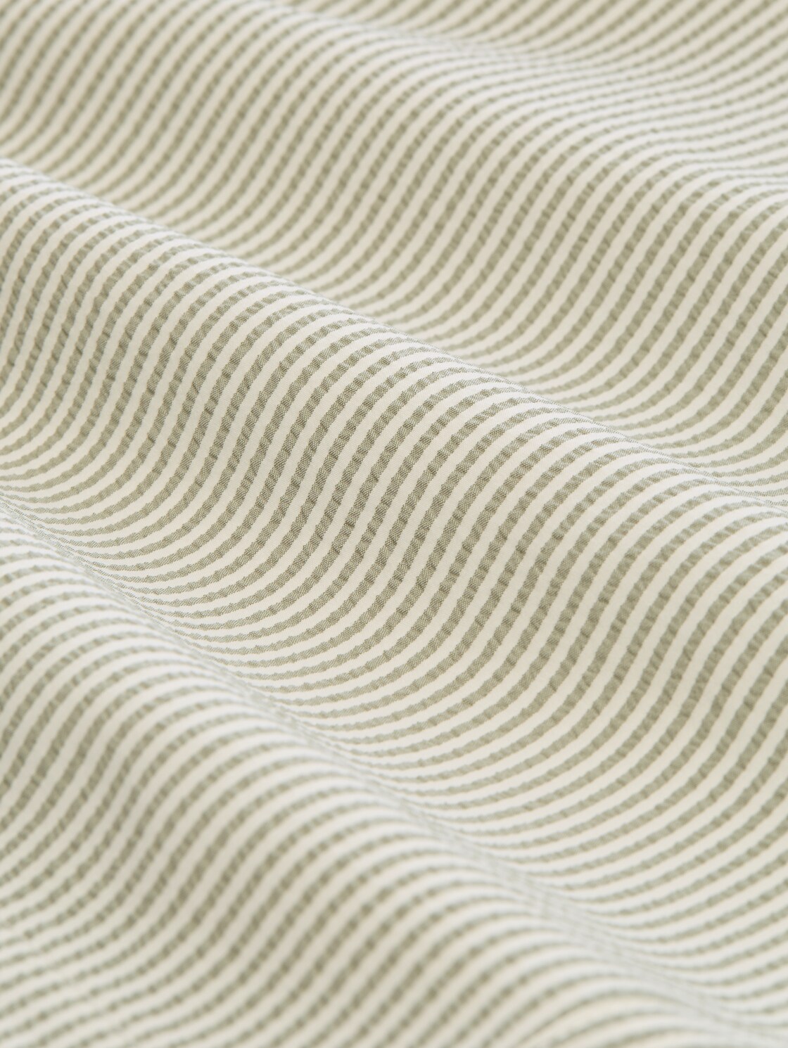 Seersucker Badeshorts mit Streifenmuster - green beige vertical stripe - Material-Ansicht