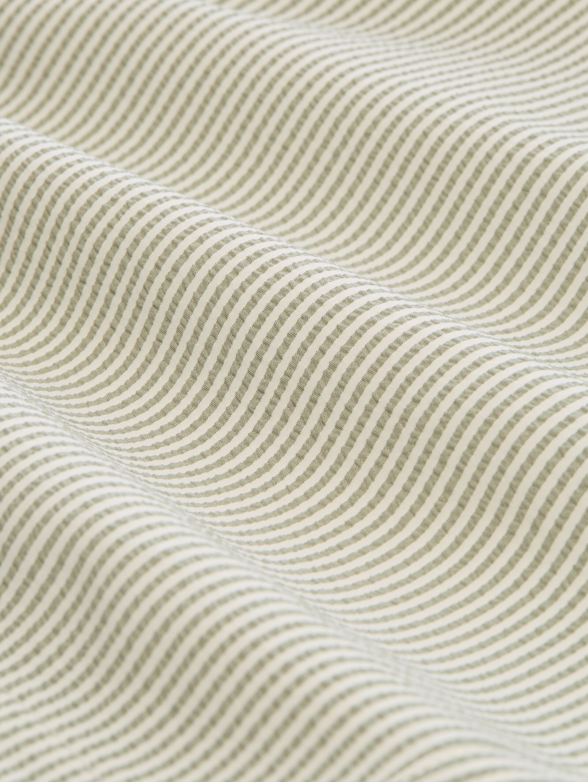 Seersucker Badeshorts mit Streifenmuster - green beige vertical stripe - Material-Ansicht