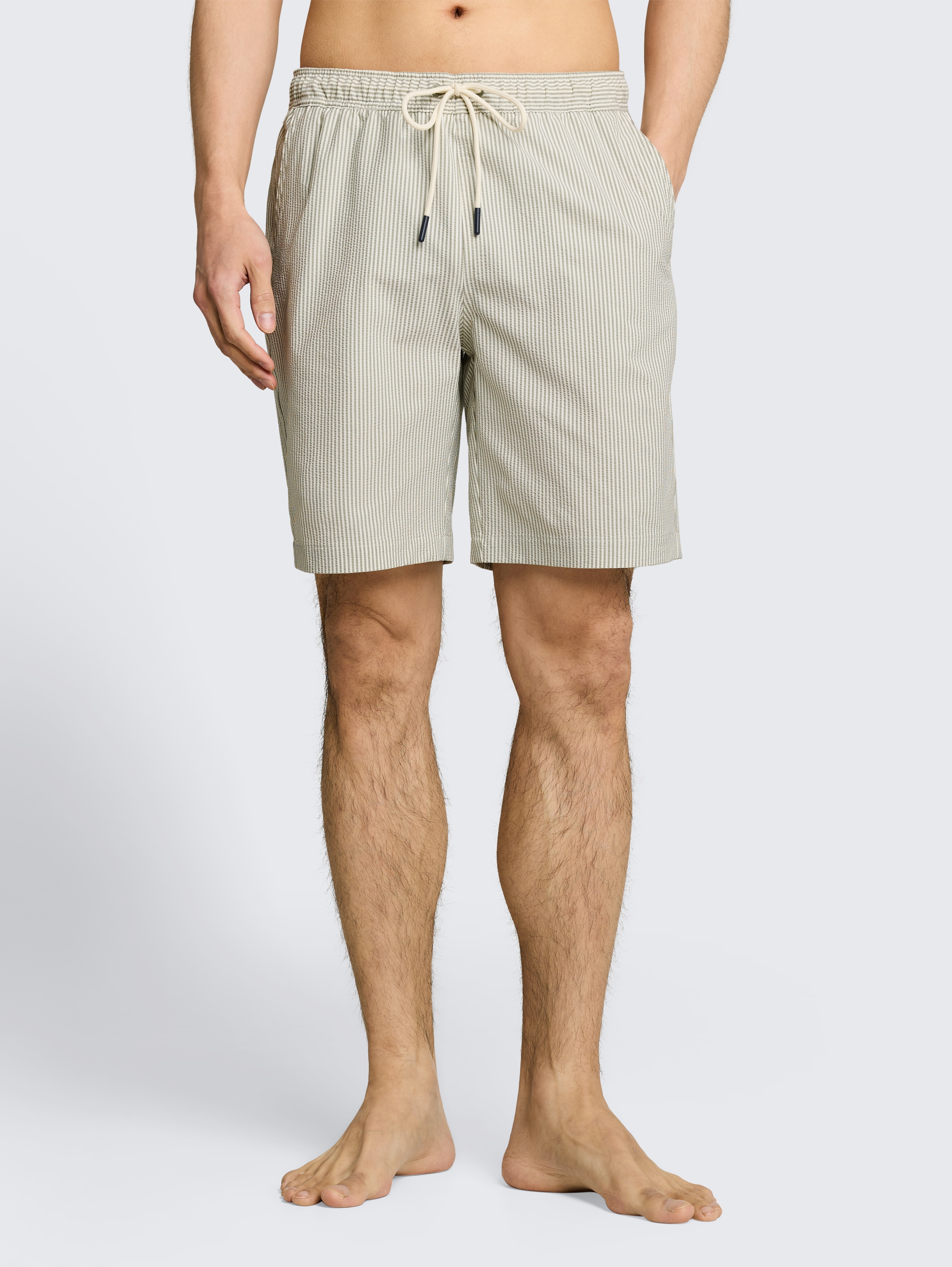 Seersucker Badeshorts mit Streifenmuster von Men, green beige vertical stripe