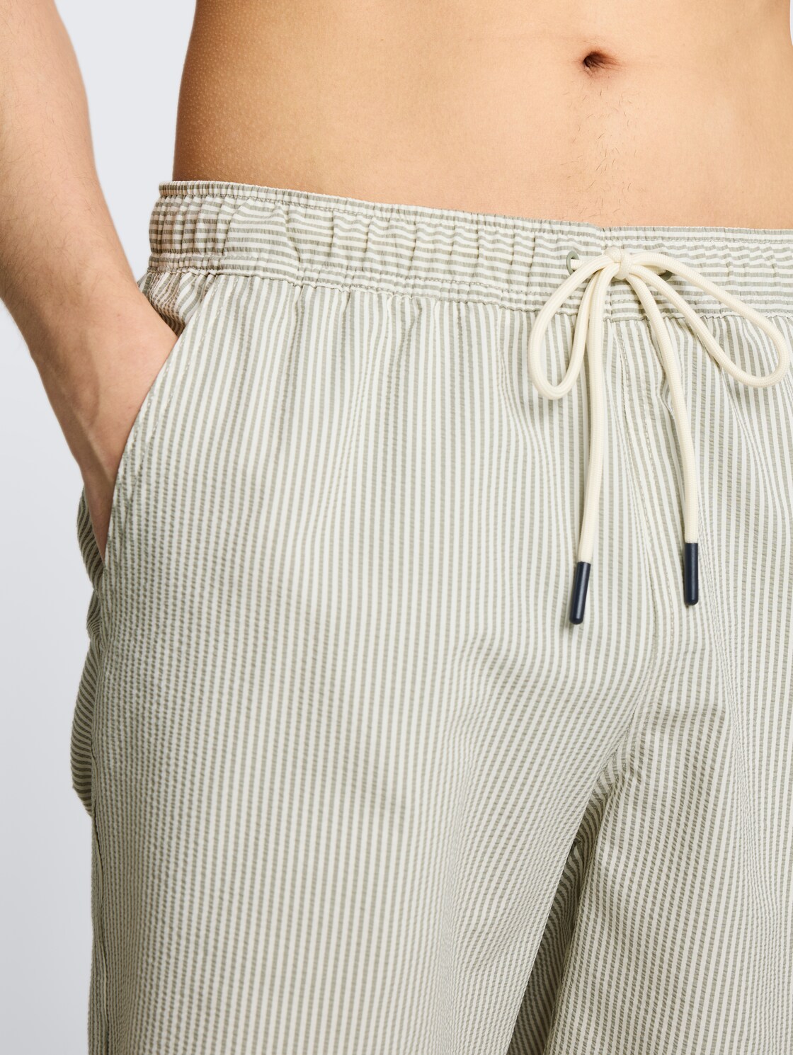 Seersucker Badeshorts mit Streifenmuster - green beige vertical stripe - Detail-Model-Ansicht