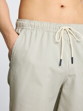 Seersucker Badeshorts mit Streifenmuster - green beige vertical stripe - Detail-Model-Ansicht