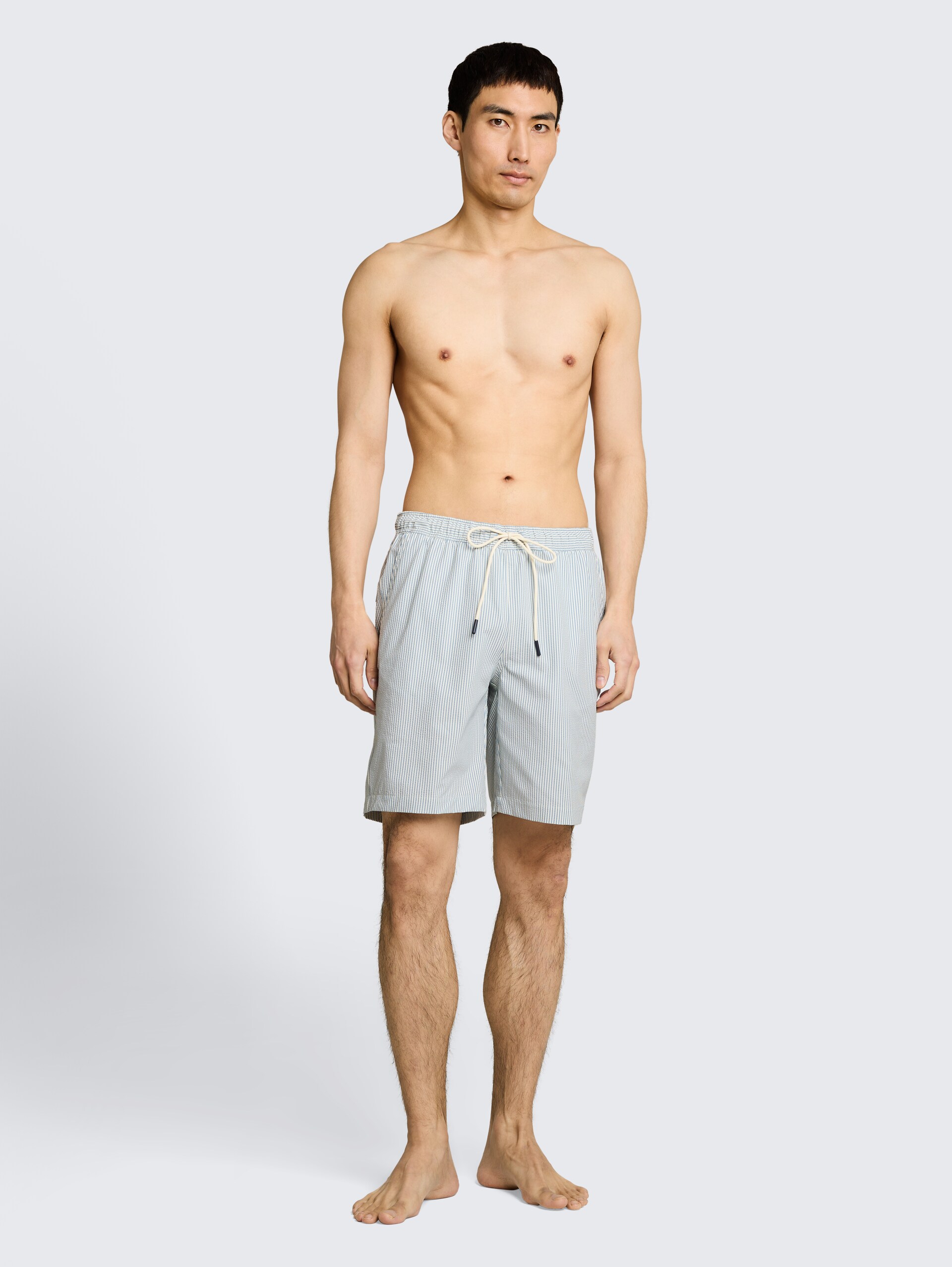 Seersucker Badeshorts mit Streifenmuster - blue beige vertical stripe - Model-Vorderansicht