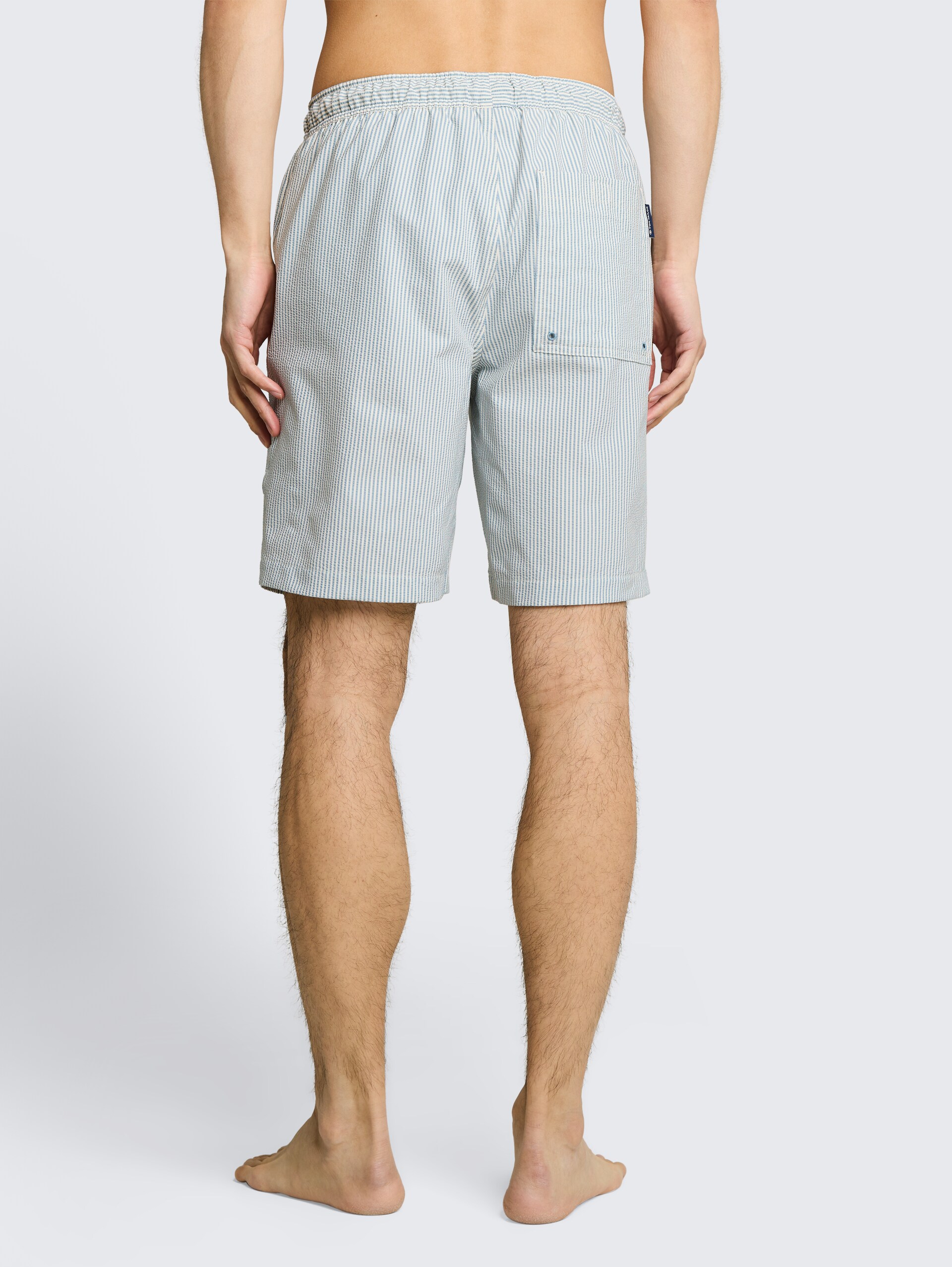Seersucker Badeshorts mit Streifenmuster - blue beige vertical stripe - Auschnitt Model-Rückansicht