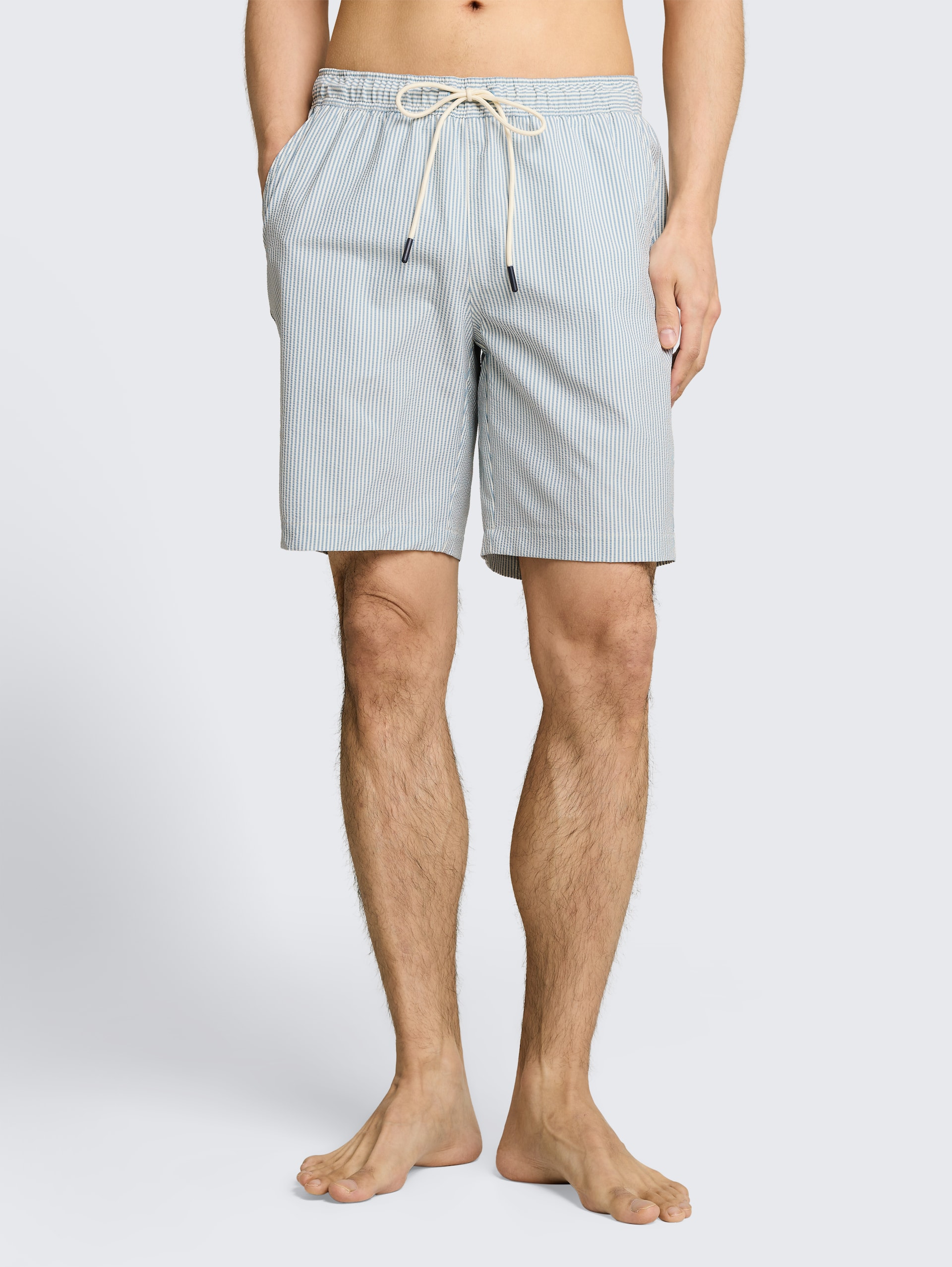Seersucker Badeshorts mit Streifenmuster - blue beige vertical stripe - Ausschnitt Model-Vorderansicht