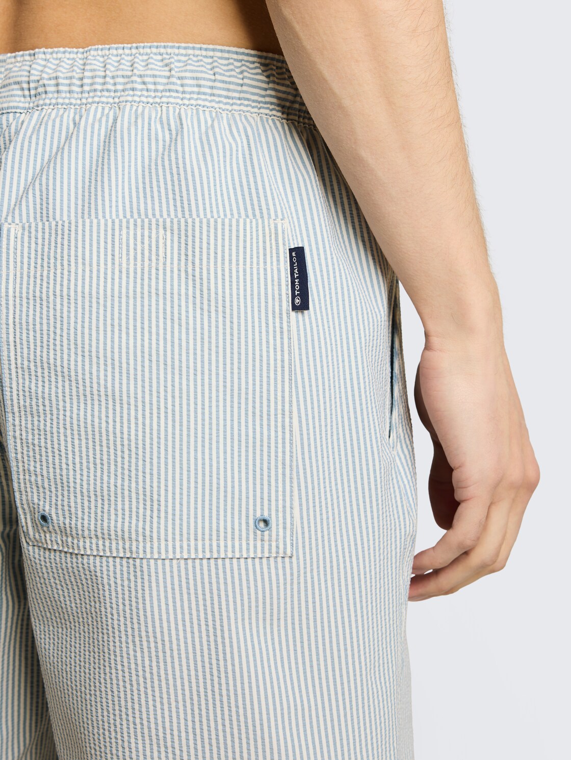 Seersucker Badeshorts mit Streifenmuster - blue beige vertical stripe - Detail-Model-Ansicht