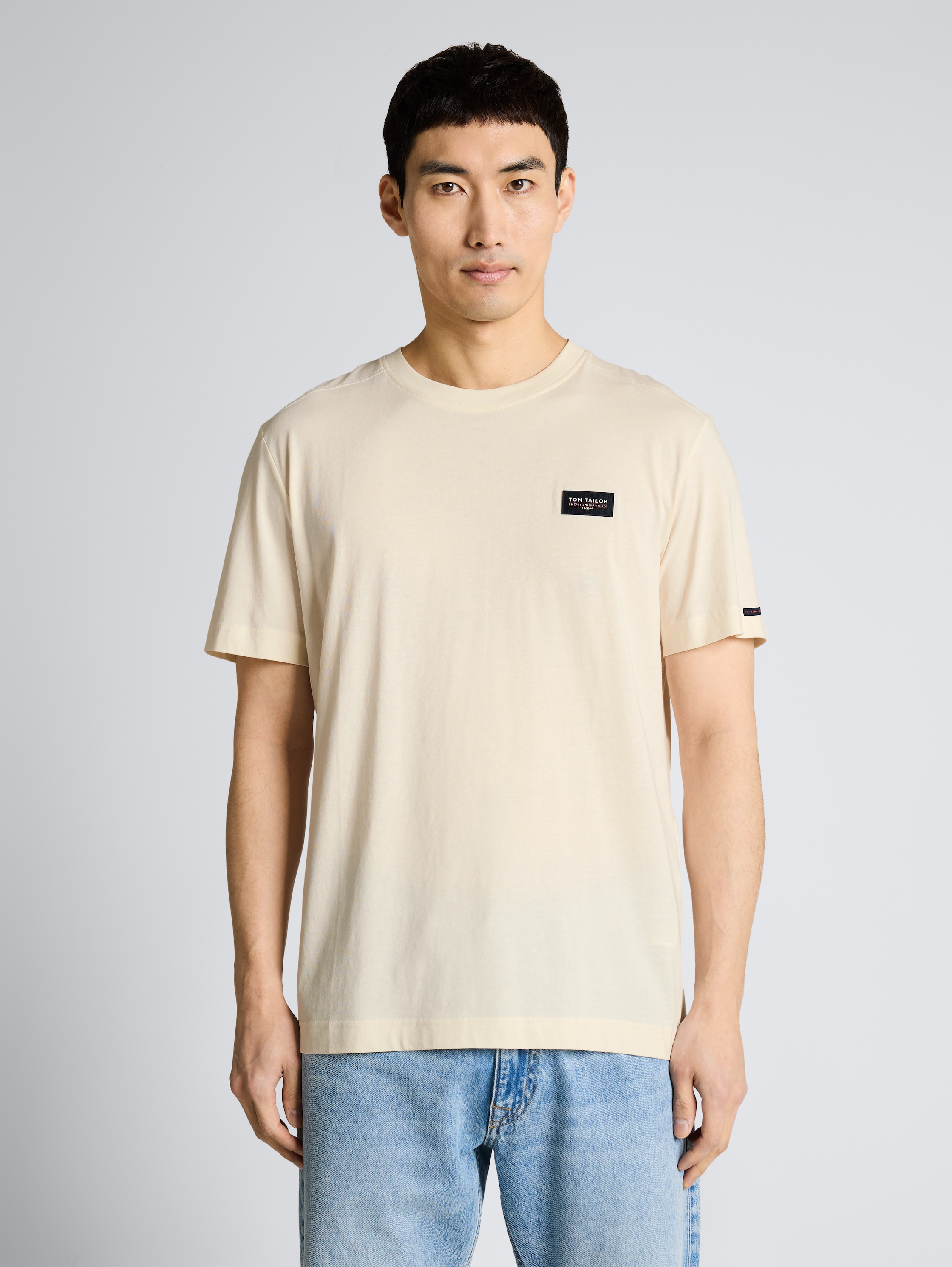 Cotton T-shirt with logo badge - Gardenia White - Neckline model front view