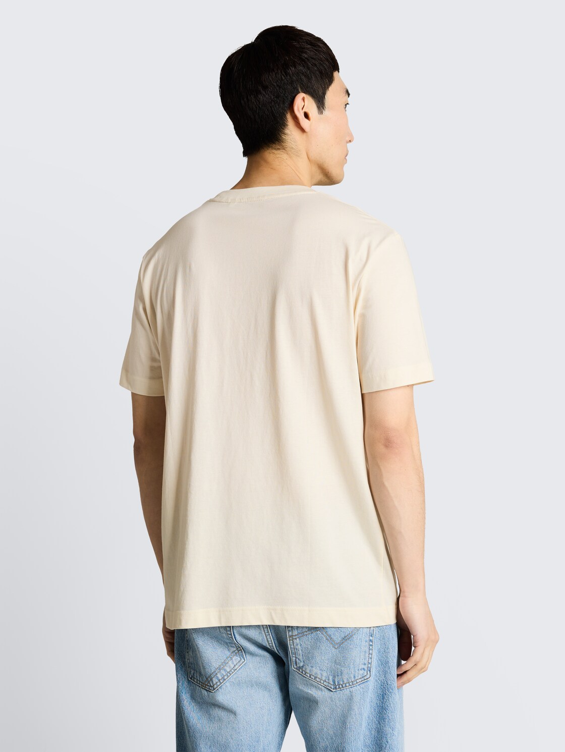 T-Shirt aus Baumwolle mit Logo-Badge - Gardenia White - Auschnitt Model-Rückansicht