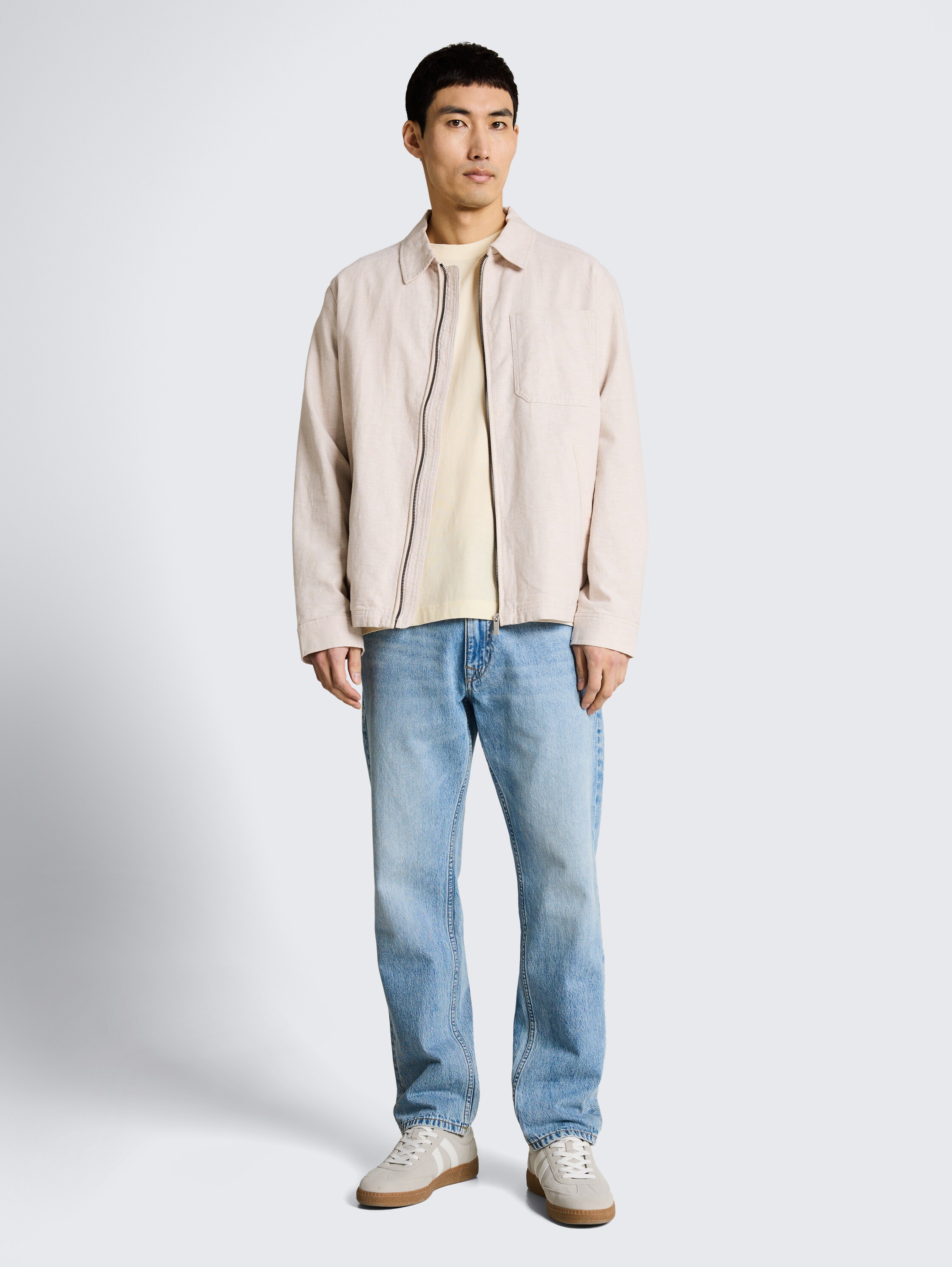 Cotton T-shirt with logo badge - Gardenia White - Model front view