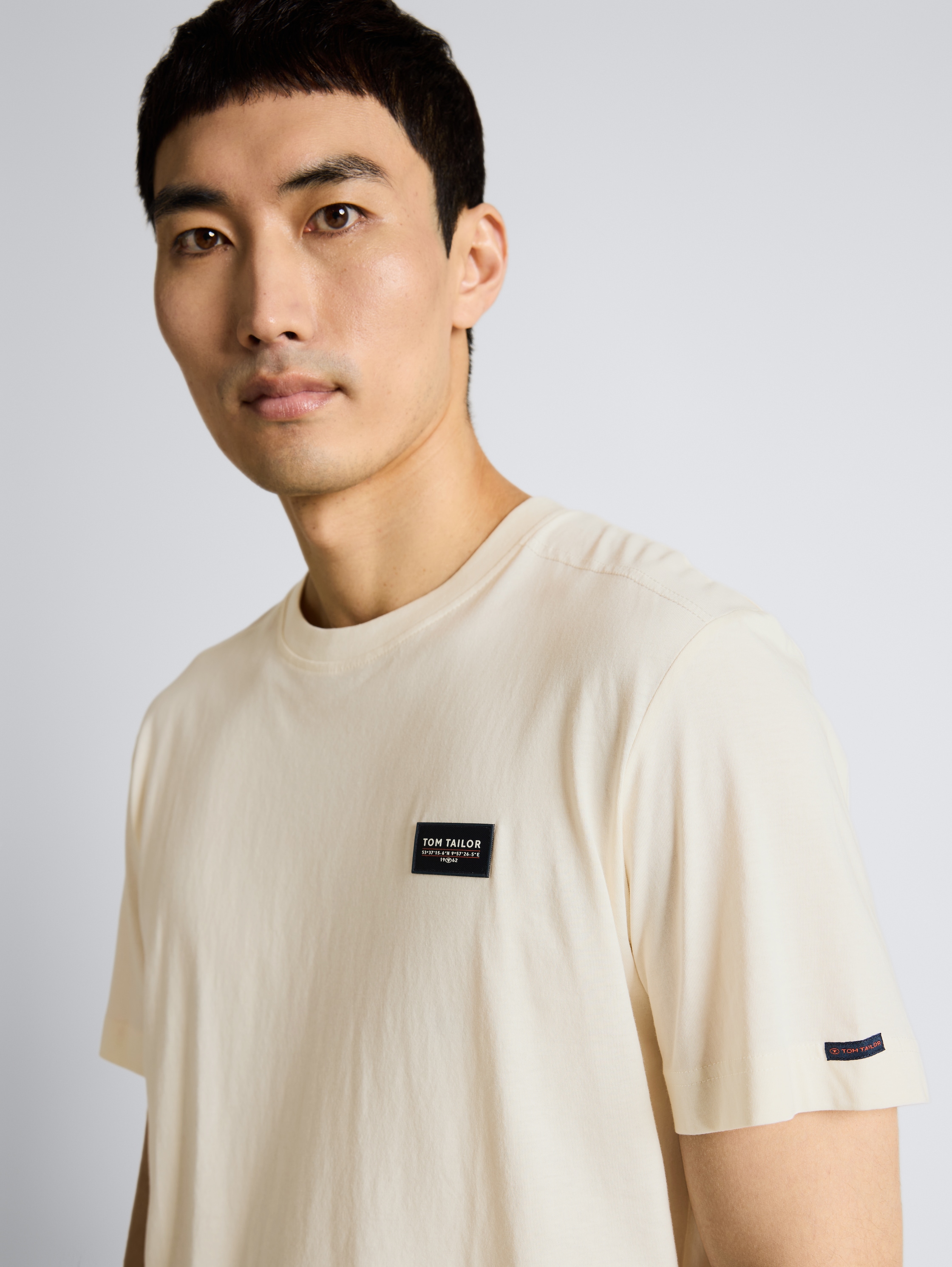 Cotton T-shirt with logo badge - Gardenia White - Detail model view