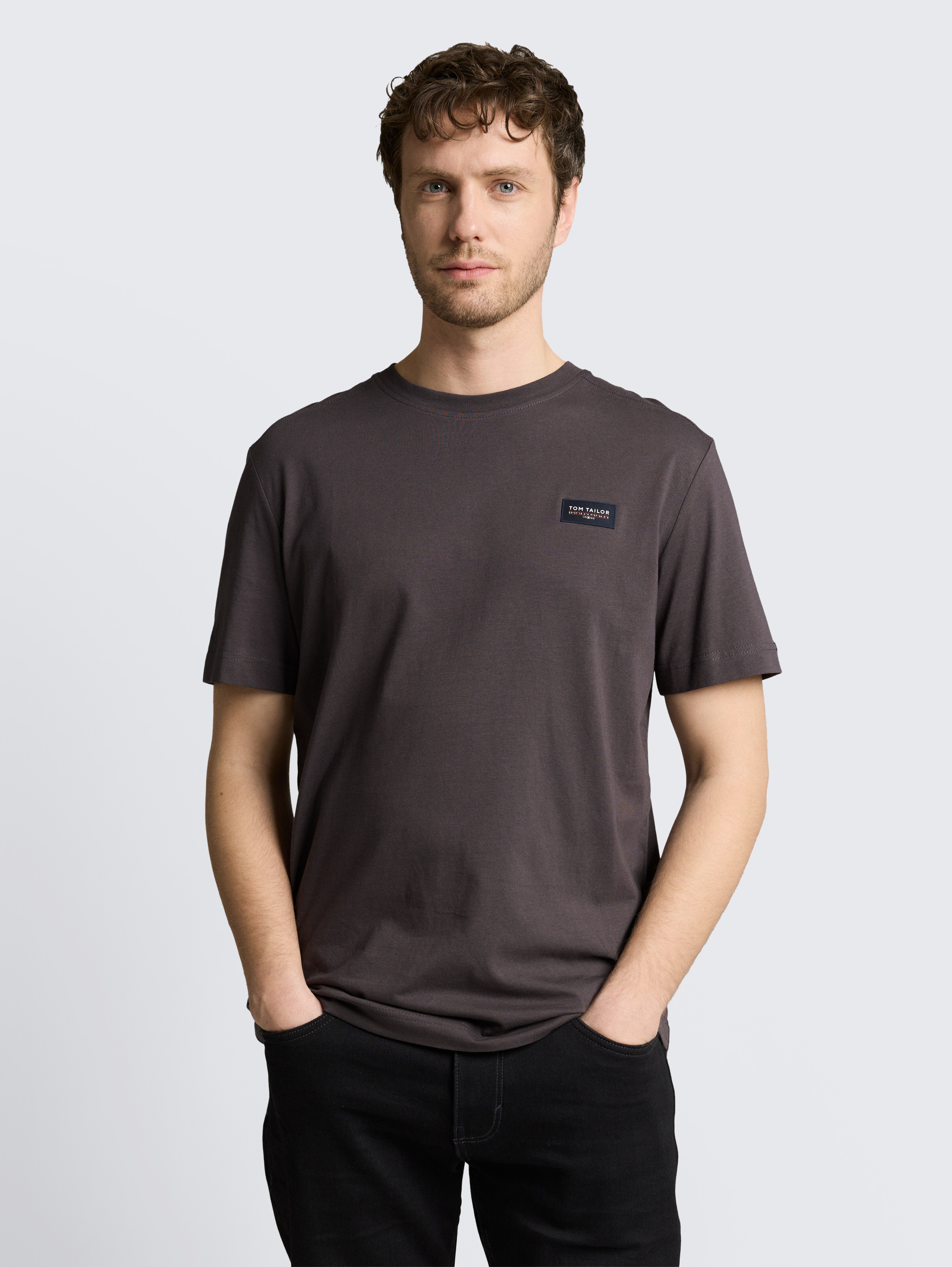 T-Shirt aus Baumwolle mit Logo-Badge von Men, Tarmac Grey