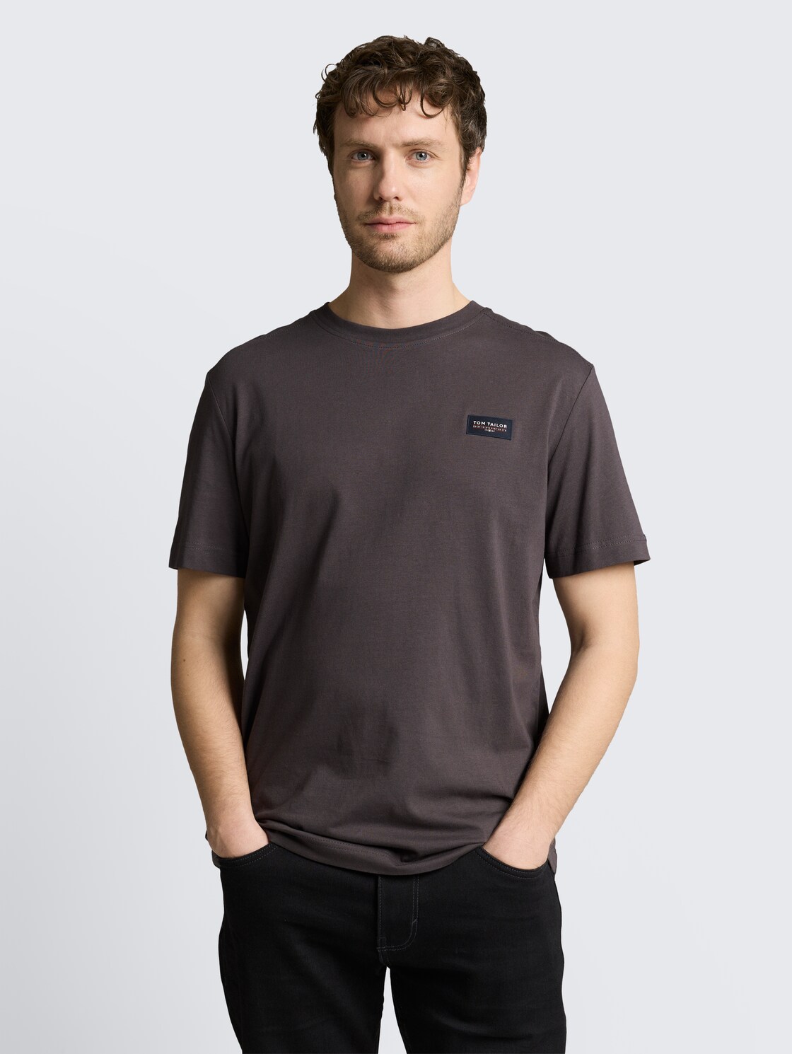 T-Shirt aus Baumwolle mit Logo-Badge - Tarmac Grey - Ausschnitt Model-Vorderansicht