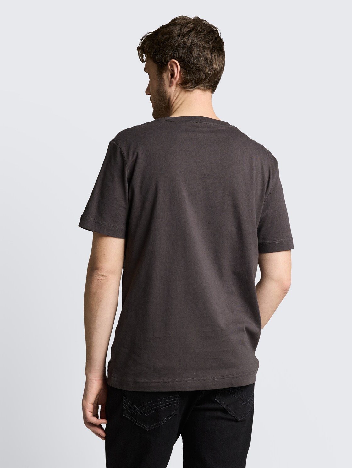 T-Shirt aus Baumwolle mit Logo-Badge - Tarmac Grey - Auschnitt Model-Rückansicht