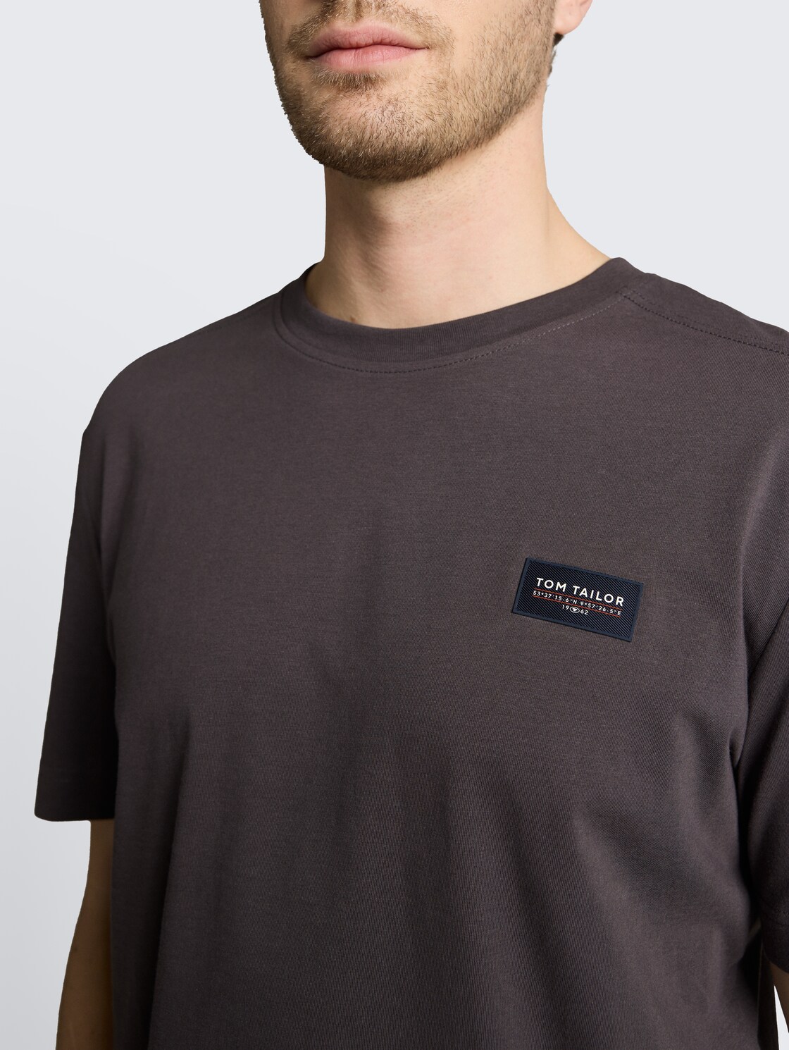 T-Shirt aus Baumwolle mit Logo-Badge - Tarmac Grey - Detail-Model-Ansicht
