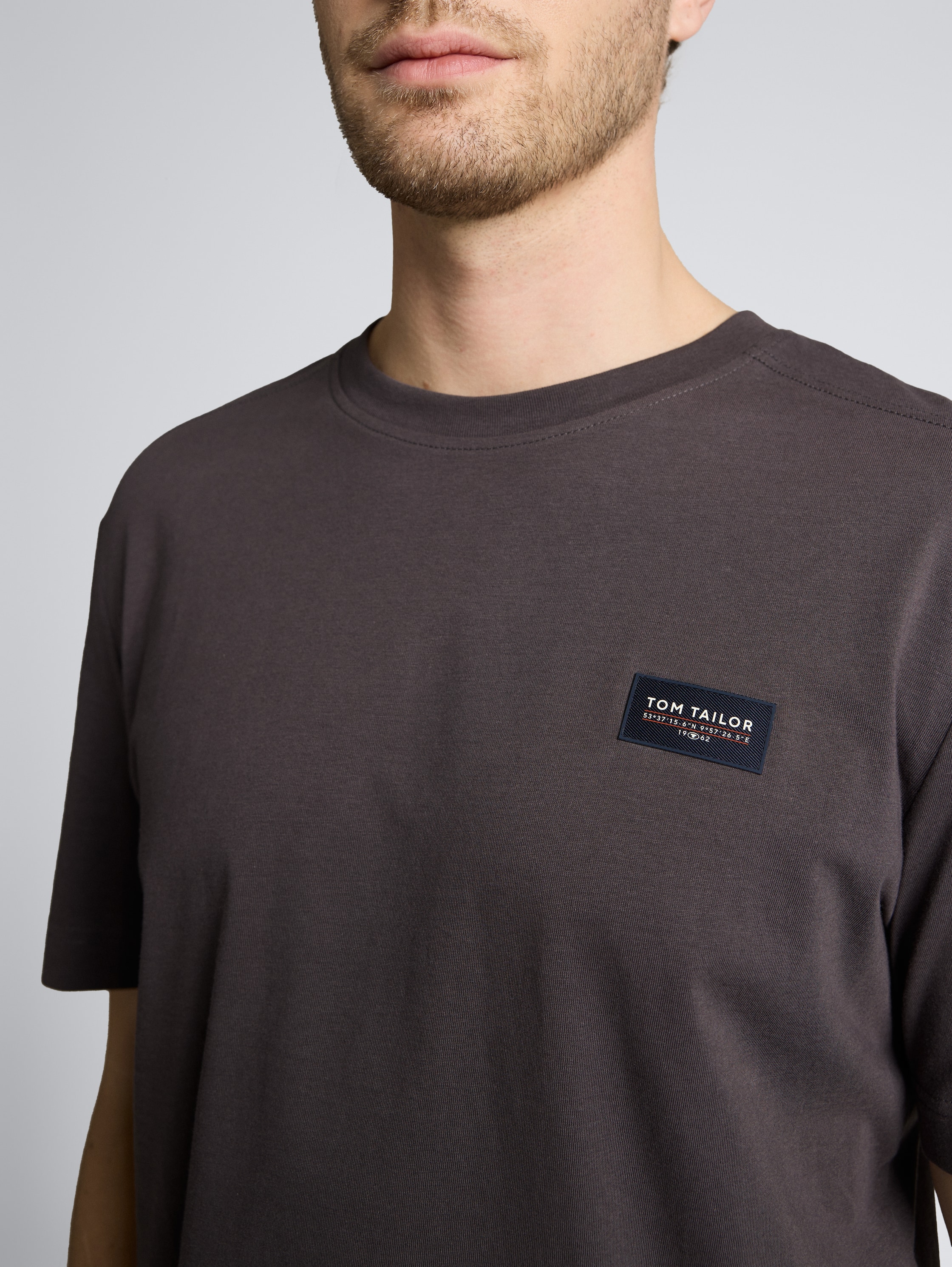 T-shirt en coton avec badge logo - Tarmac Grey - Vue détaillée du modèle