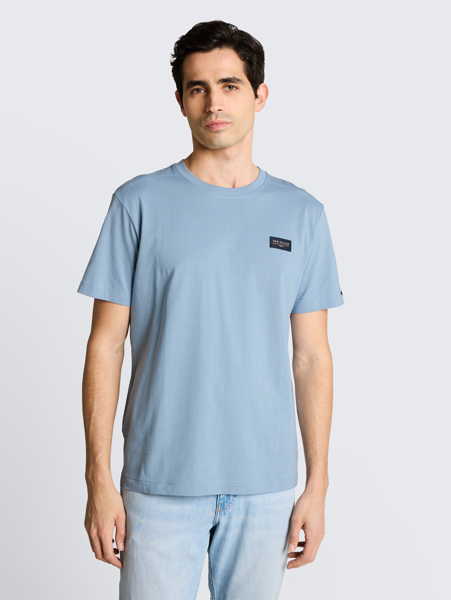 T-Shirt aus Baumwolle mit Logo-Badge - mountain spring blue - Ausschnitt Model-Vorderansicht