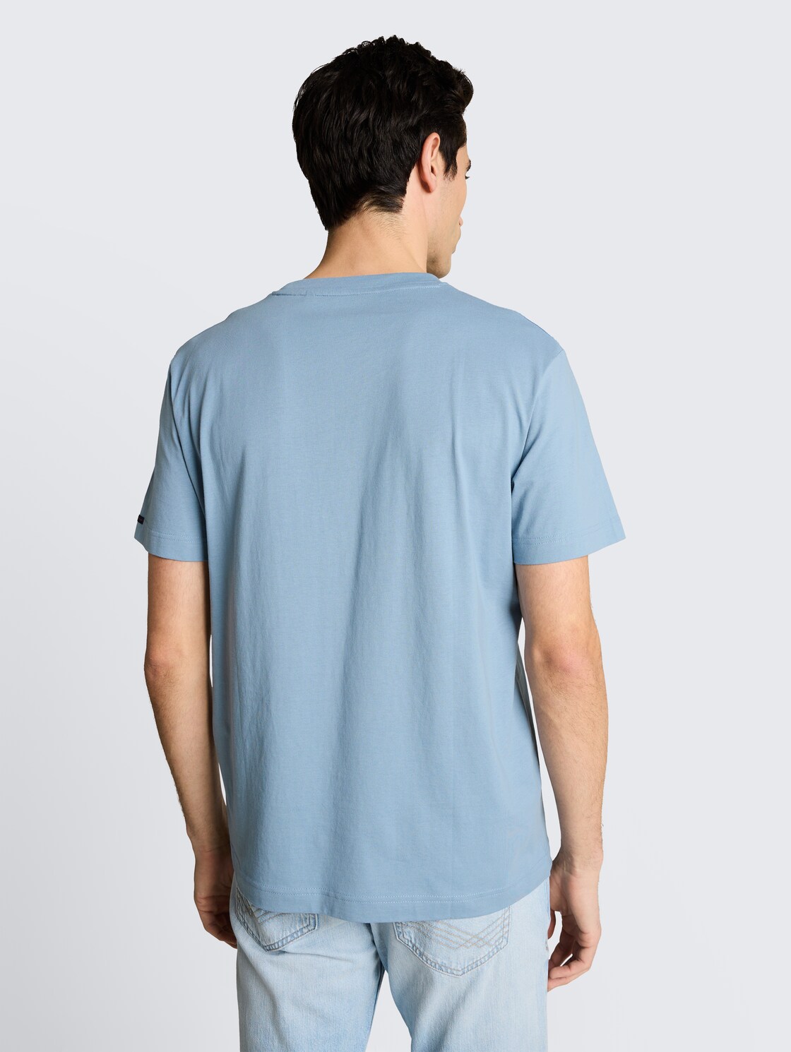 T-Shirt aus Baumwolle mit Logo-Badge - mountain spring blue - Auschnitt Model-Rückansicht