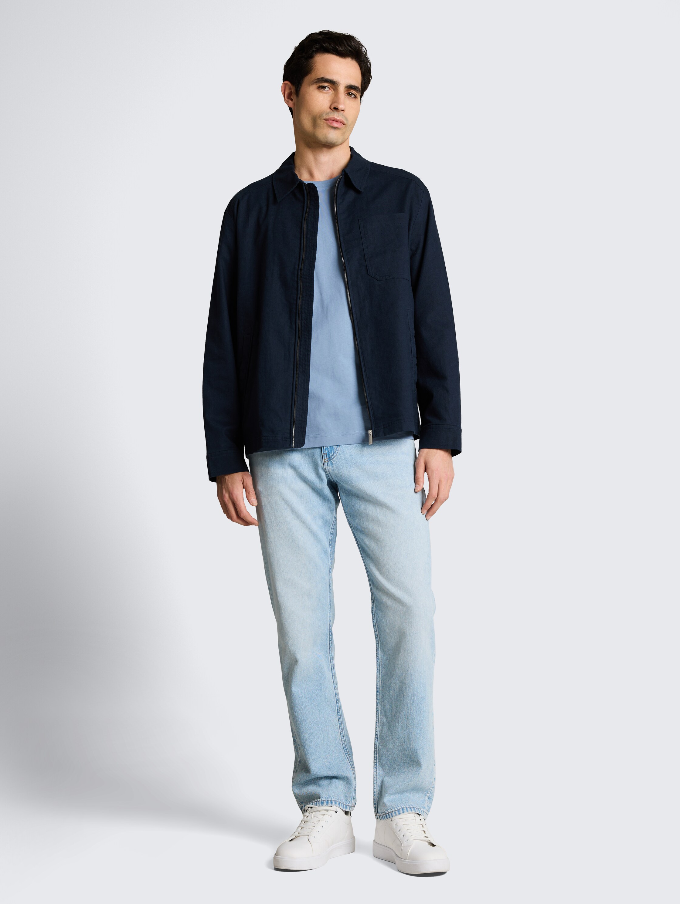 T-shirt en coton avec badge logo - mountain spring blue - Vue de face du modèle