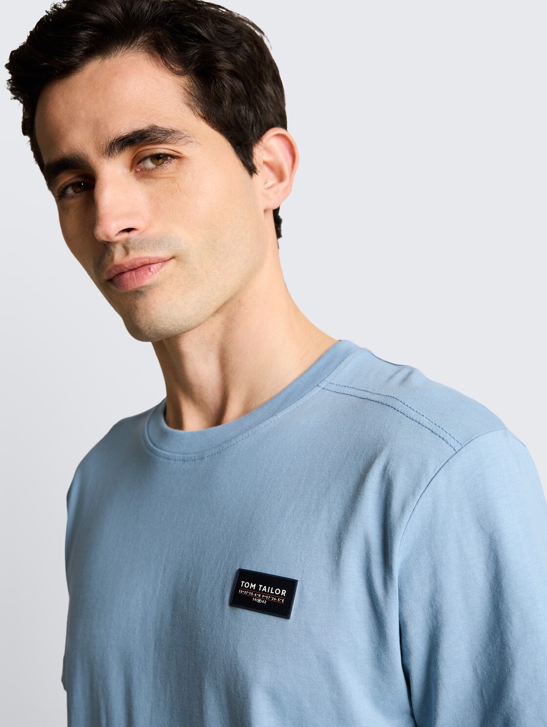 T-Shirt aus Baumwolle mit Logo-Badge - mountain spring blue - Detail-Model-Ansicht