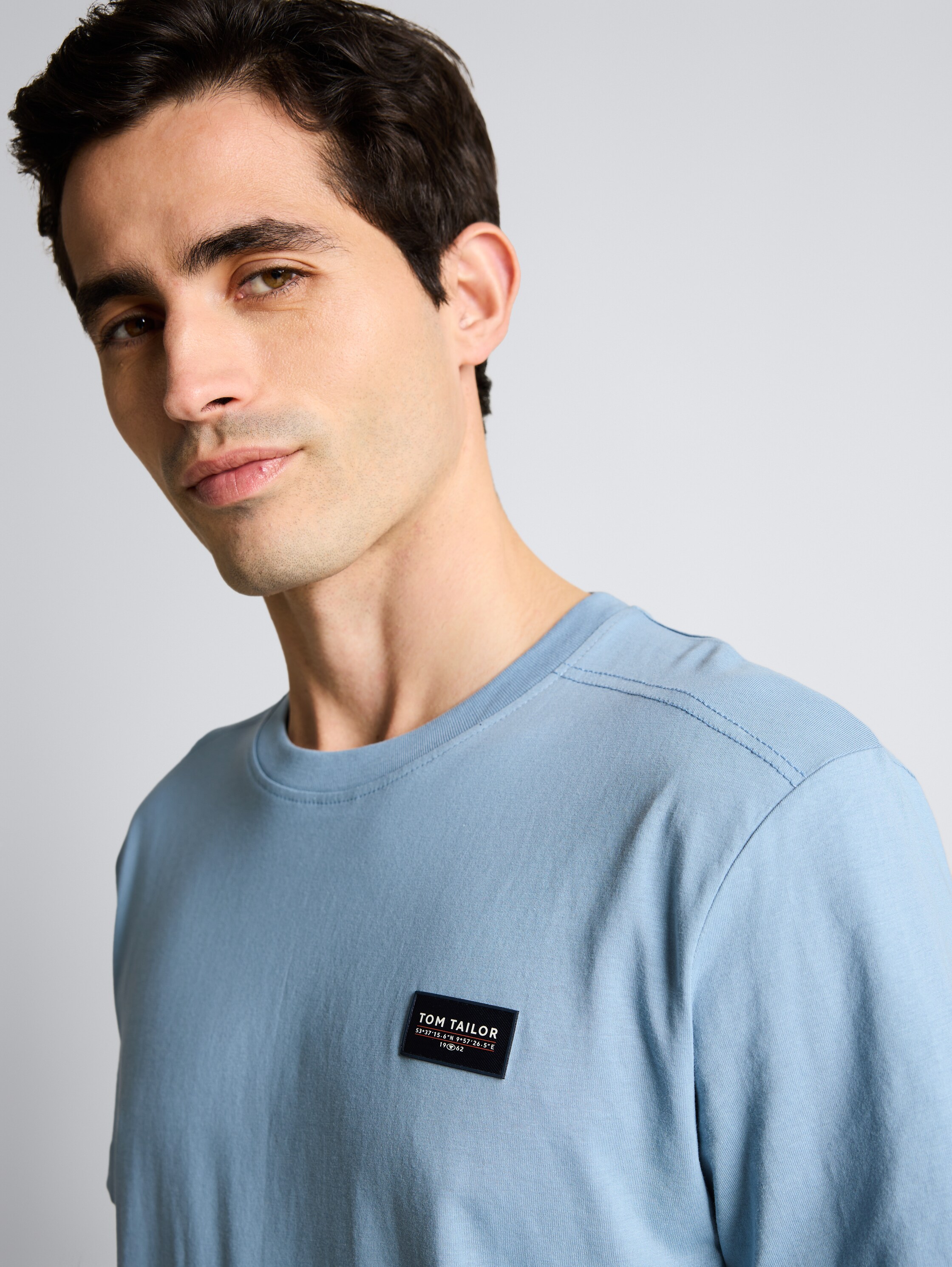 T-shirt en coton avec badge logo - mountain spring blue - Vue détaillée du modèle