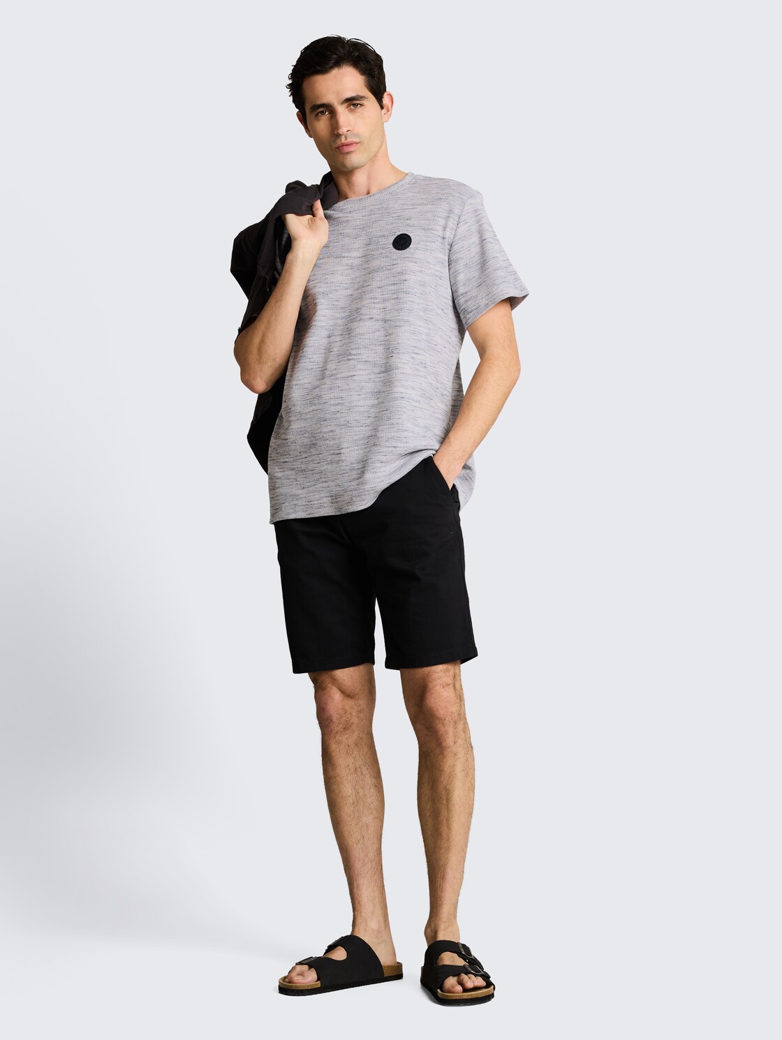 T-Shirt mit Waffelstruktur - white grey waffle inject - Model-Vorderansicht