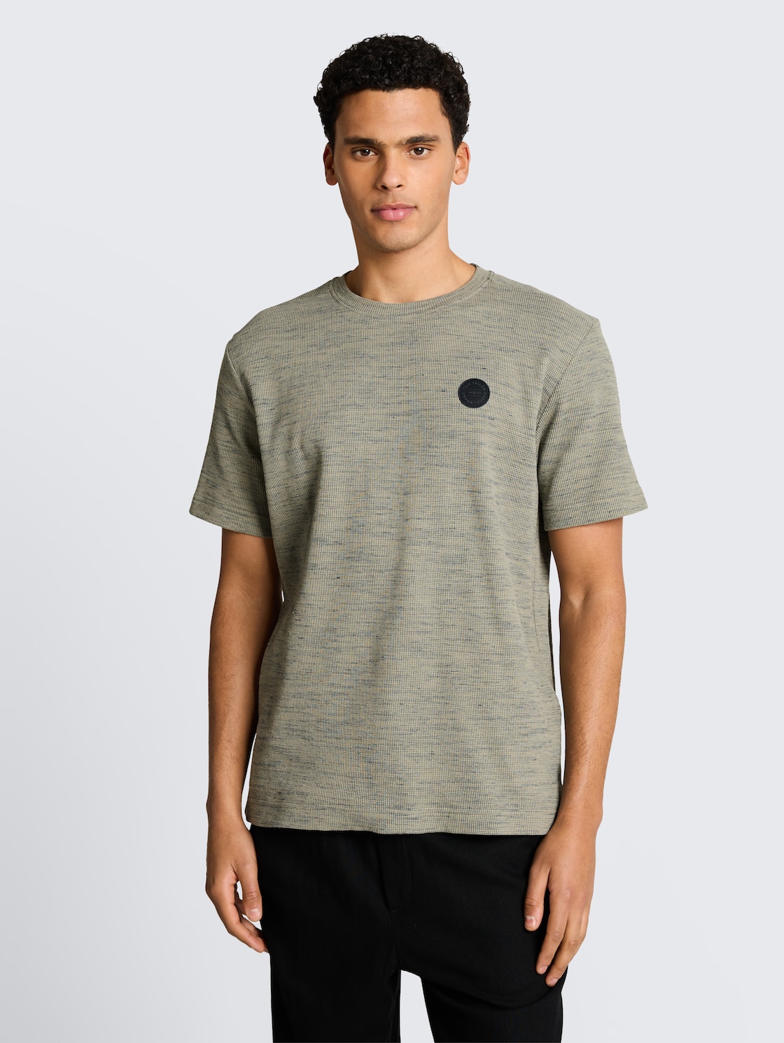 T-Shirt mit Waffelstruktur - olive grey waffle inject - Ausschnitt Model-Vorderansicht