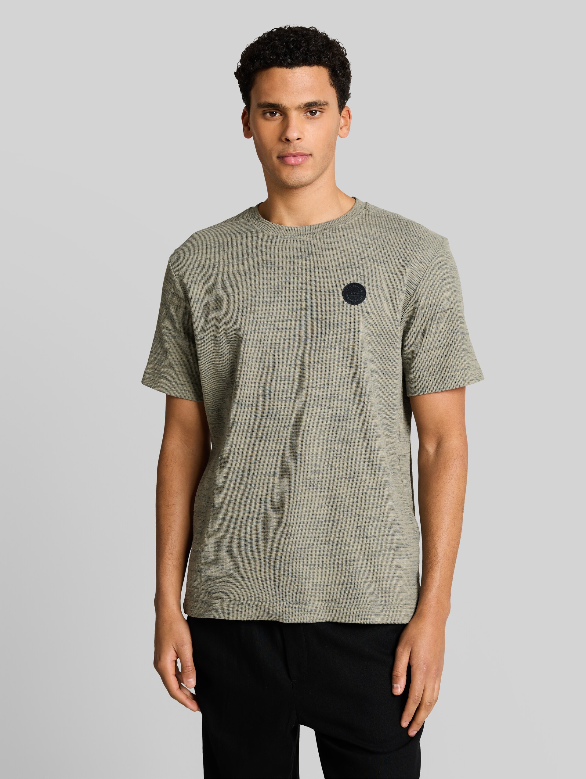 T-shirt with waffle texture - olive grey waffle inject - Neckline model front view