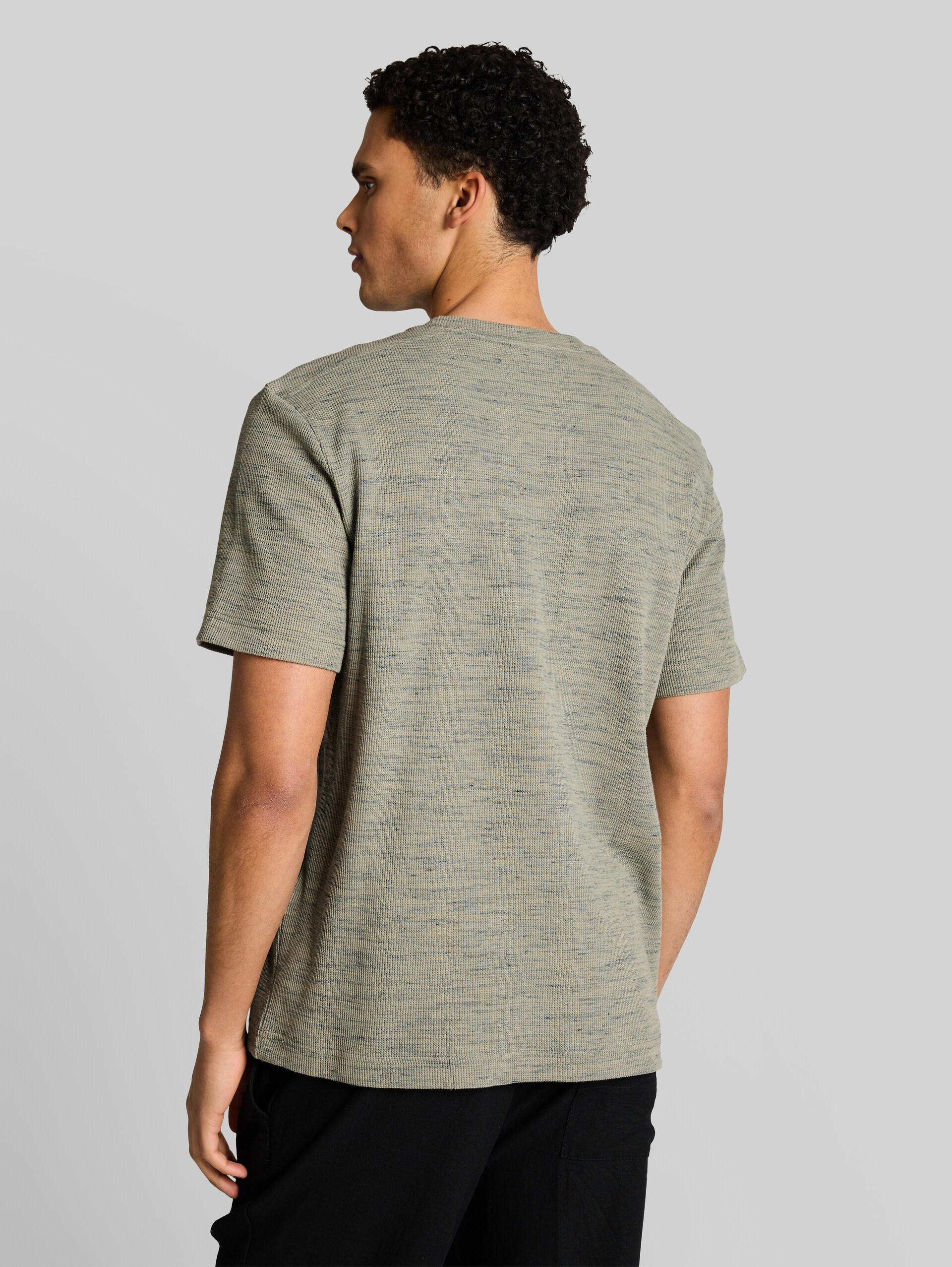T-shirt with waffle texture - olive grey waffle inject - Neckline model-back view
