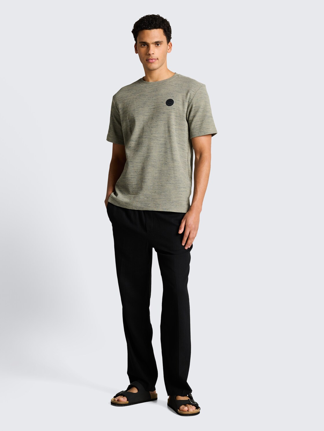 T-Shirt mit Waffelstruktur - olive grey waffle inject - Model-Vorderansicht