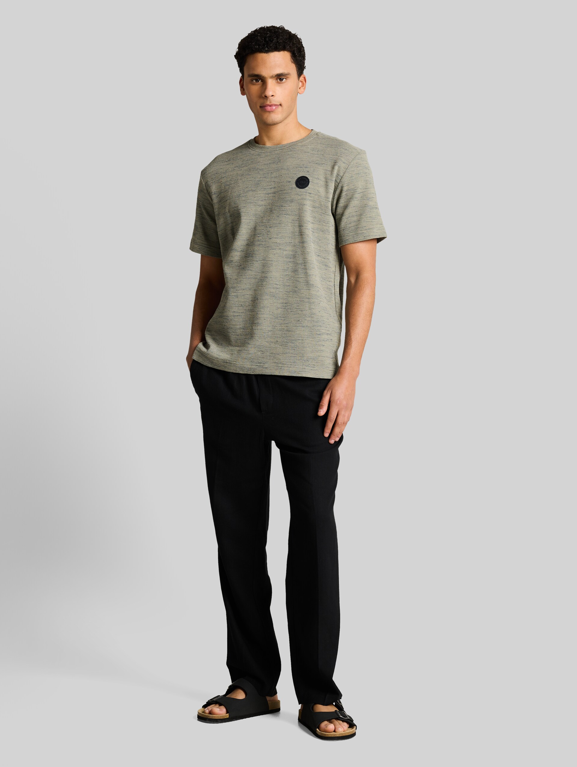 T-shirt with waffle texture - olive grey waffle inject - Model front view