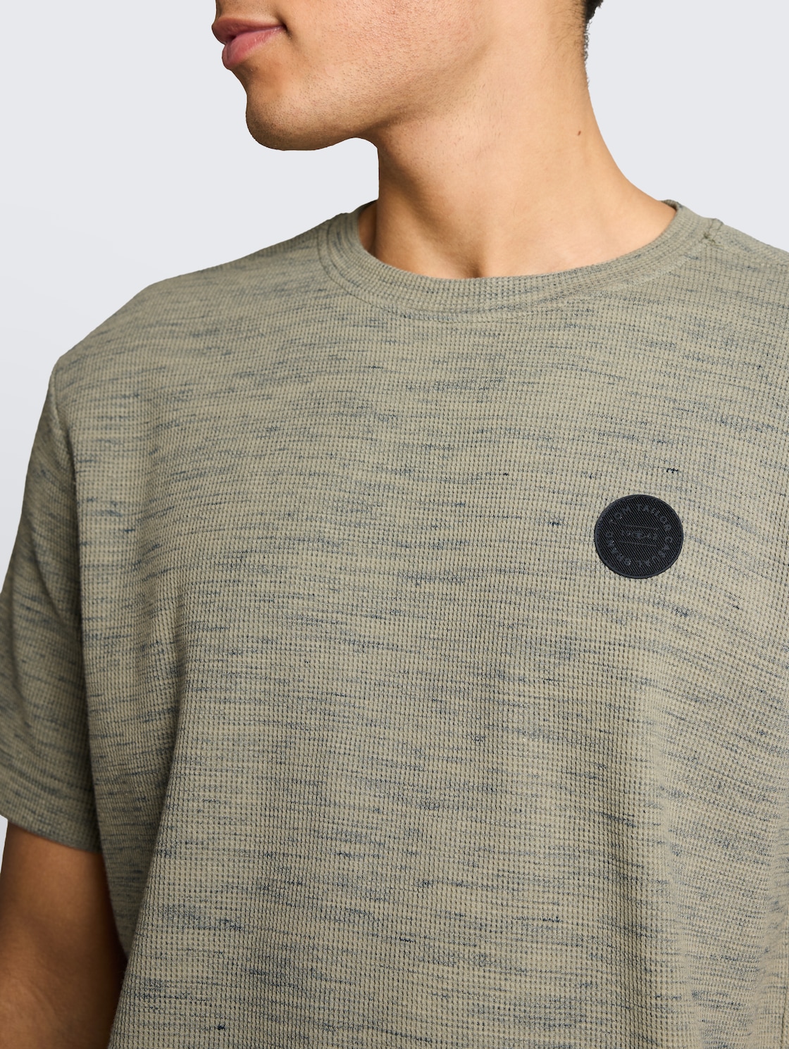 T-Shirt mit Waffelstruktur - olive grey waffle inject - Detail-Model-Ansicht