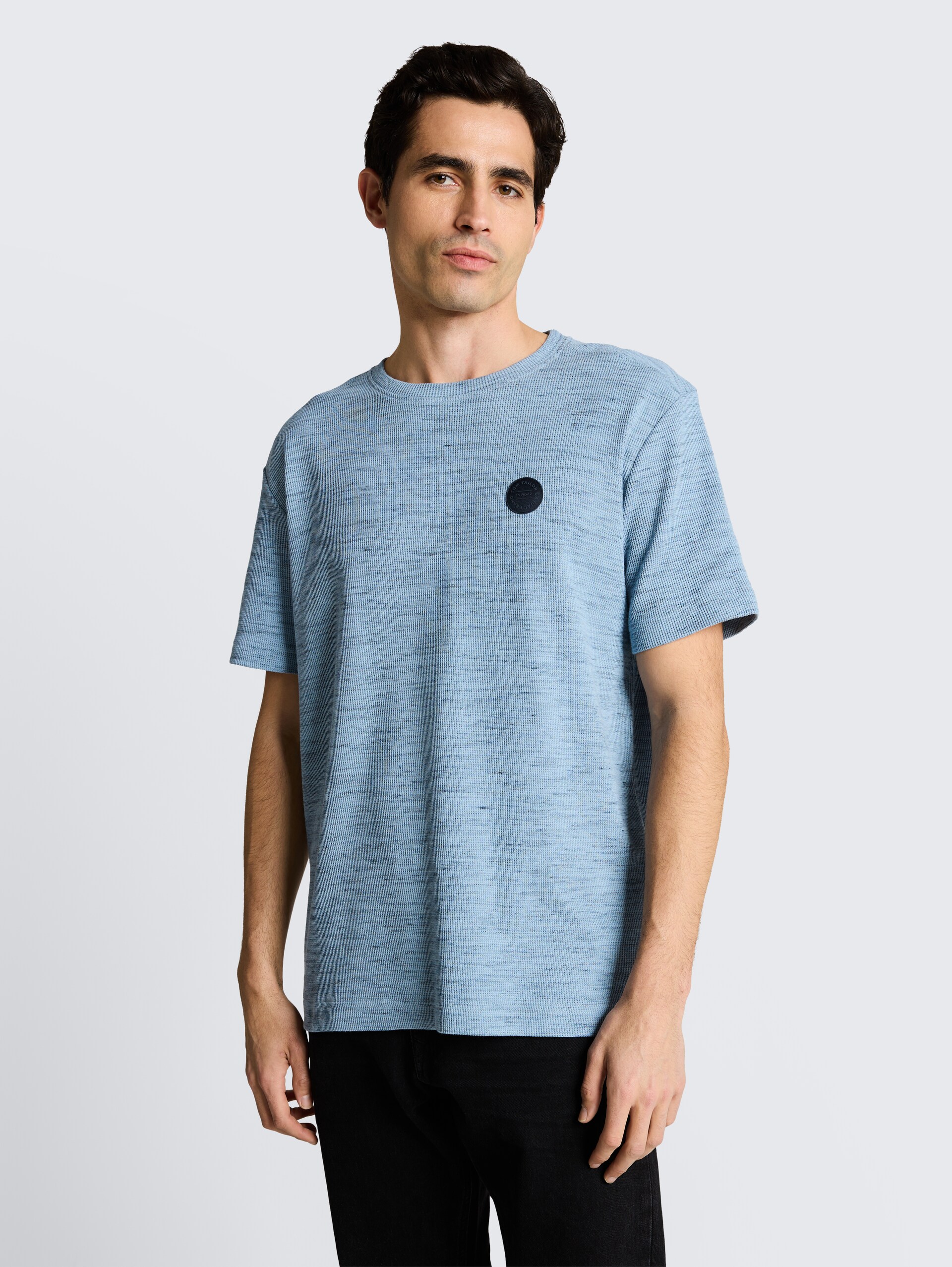 T-Shirt mit Waffelstruktur - blue grey waffle inject - Ausschnitt Model-Vorderansicht