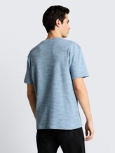 T-shirt à texture gaufrée - blue grey waffle inject - Découpe Vue arrière du modèle