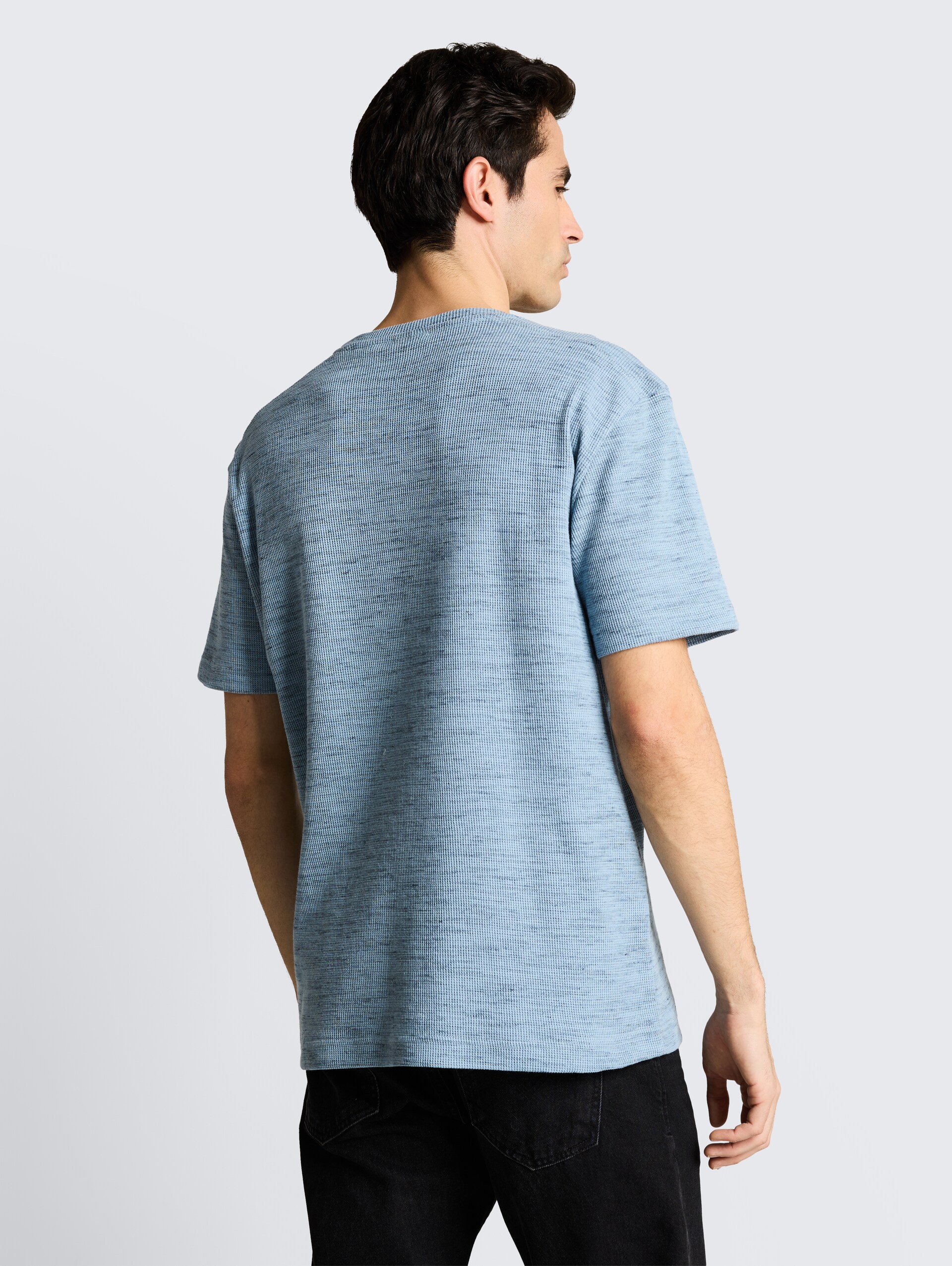 T-Shirt mit Waffelstruktur - blue grey waffle inject - Auschnitt Model-Rückansicht