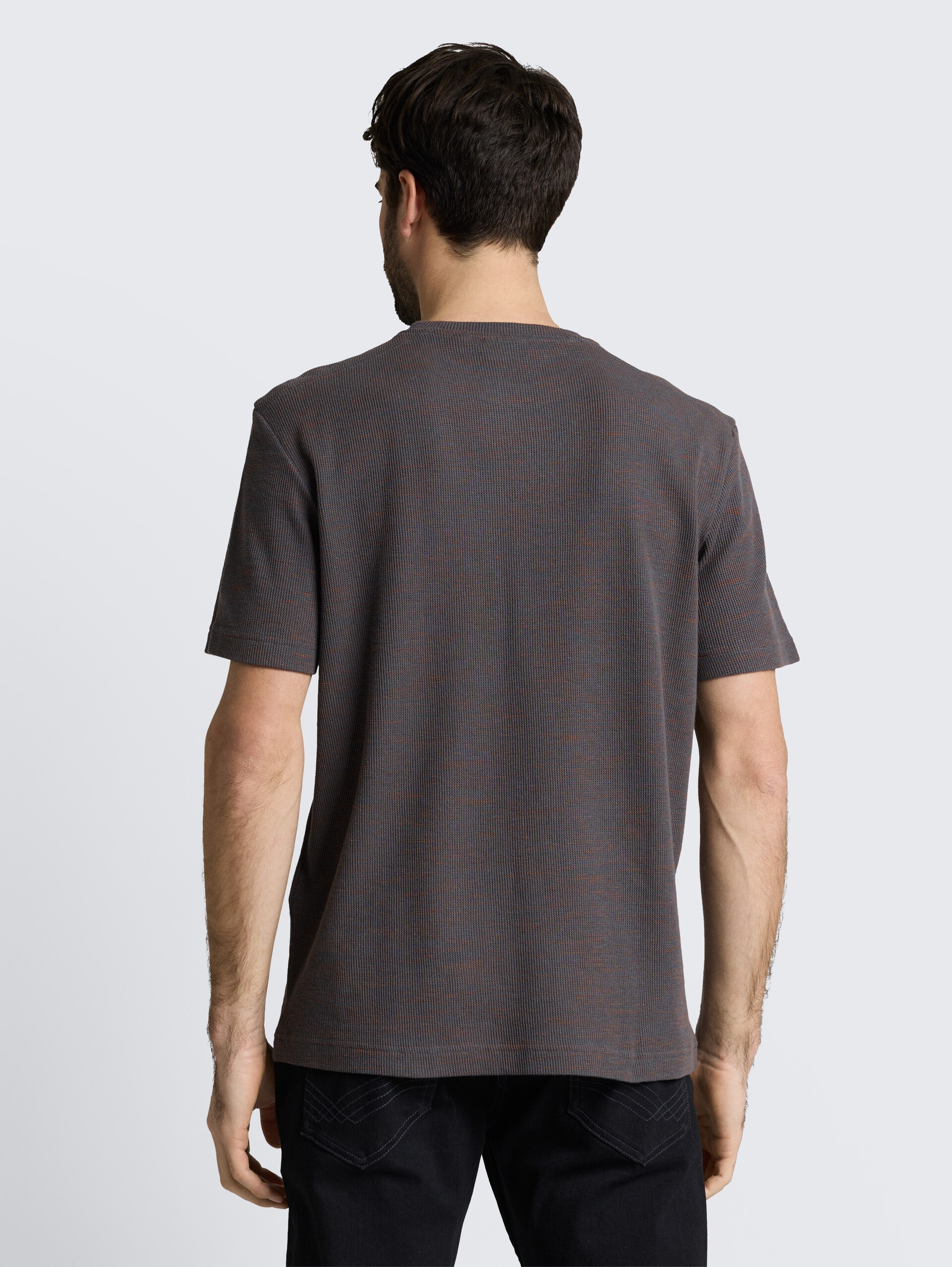 T-Shirt mit Waffelstruktur - grey orange waffle inject - Auschnitt Model-Rückansicht
