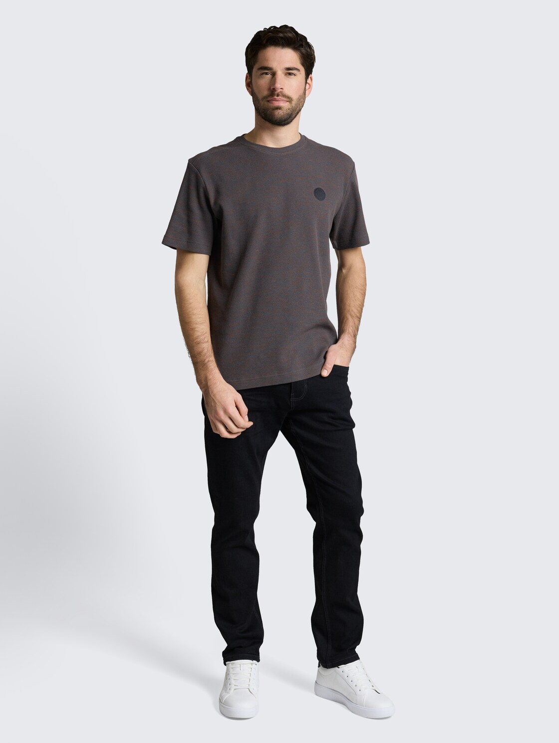 T-Shirt mit Waffelstruktur - grey orange waffle inject - Model-Vorderansicht