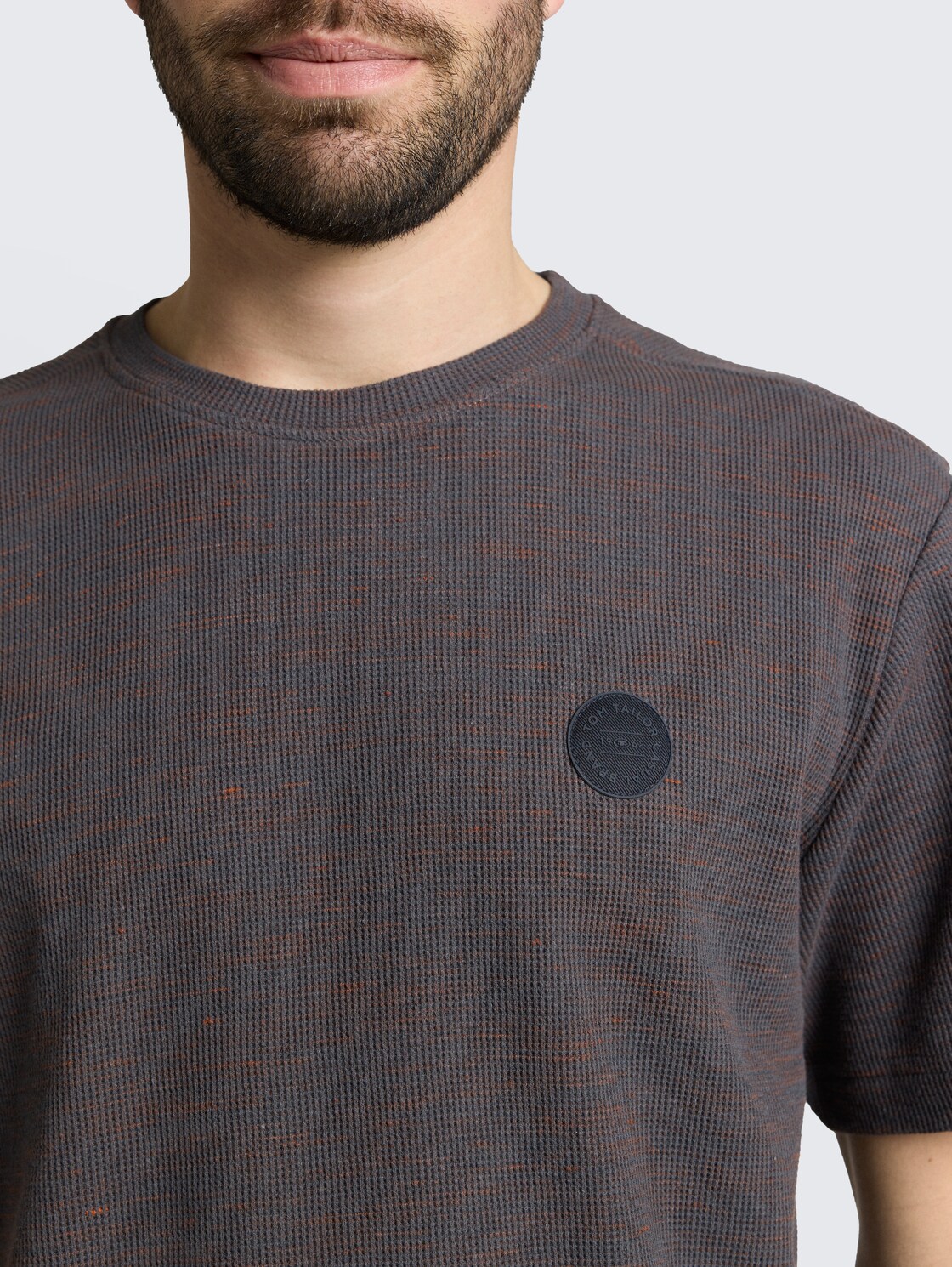 T-Shirt mit Waffelstruktur - grey orange waffle inject - Detail-Model-Ansicht