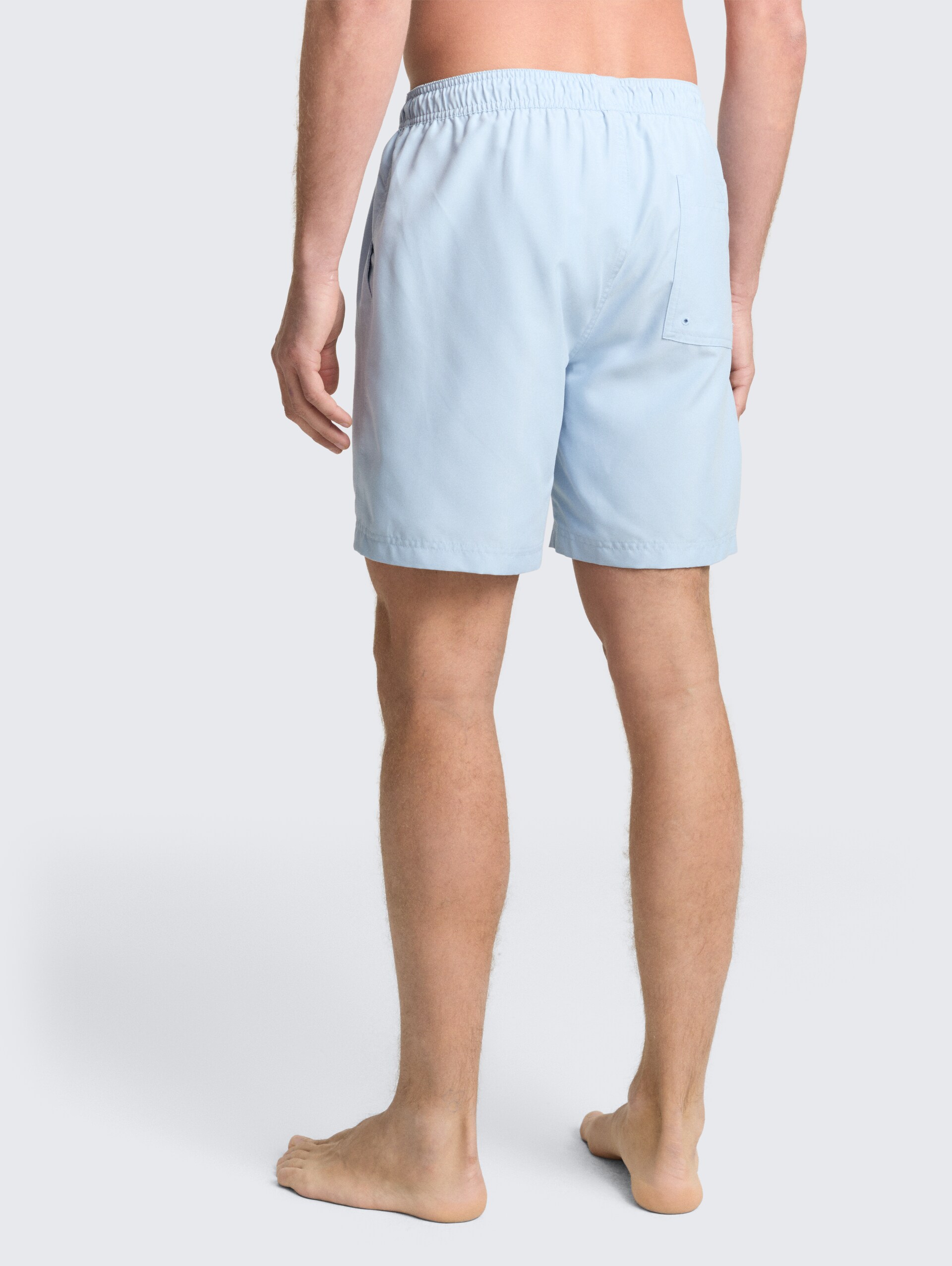 Basic Badeshorts - smart light blue - Auschnitt Model-Rückansicht