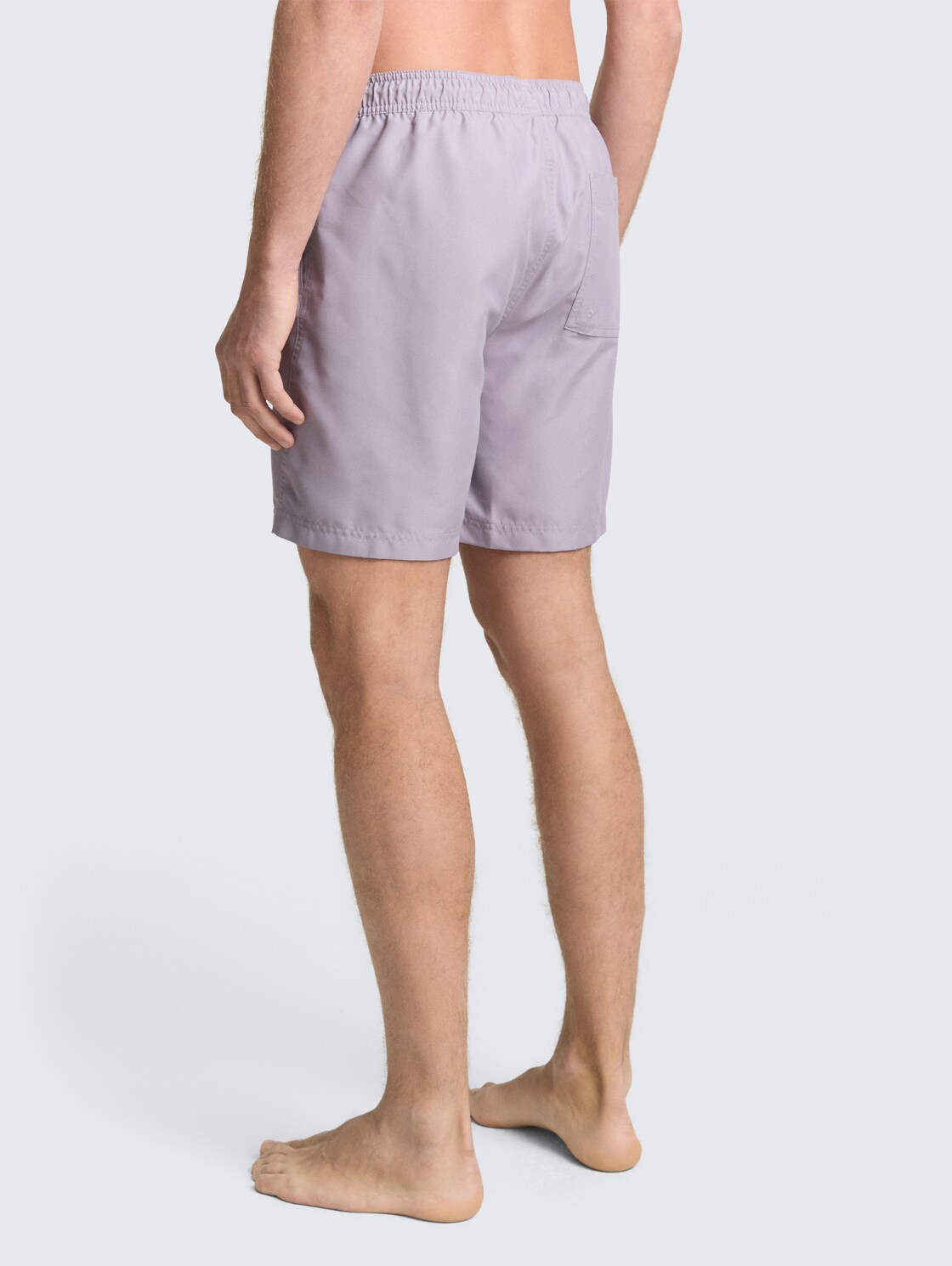 Basic Badeshorts - soft lilac grey - Auschnitt Model-Rückansicht