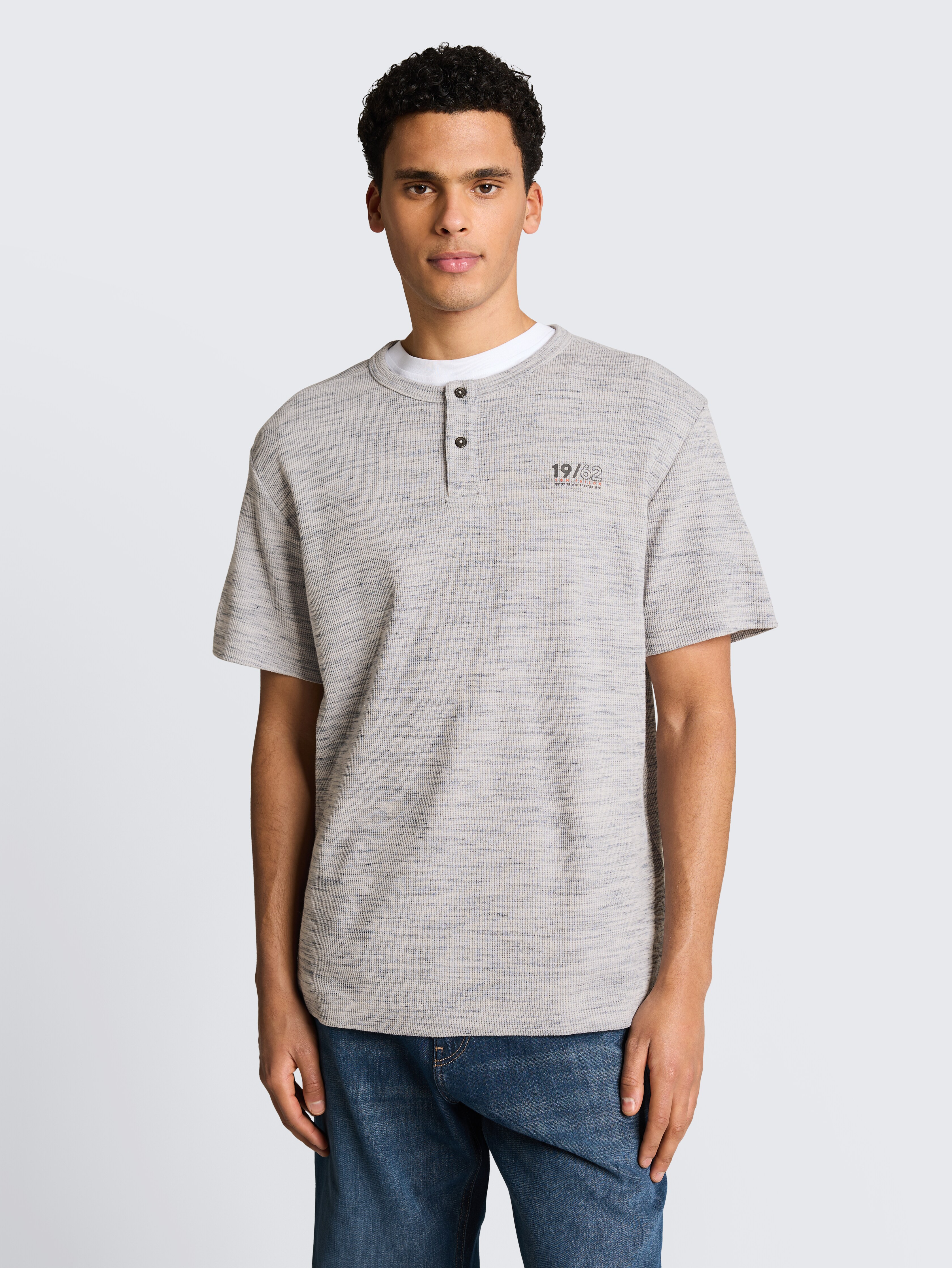 Henley T-Shirt in Melange-Optik von Men, white grey waffle inject