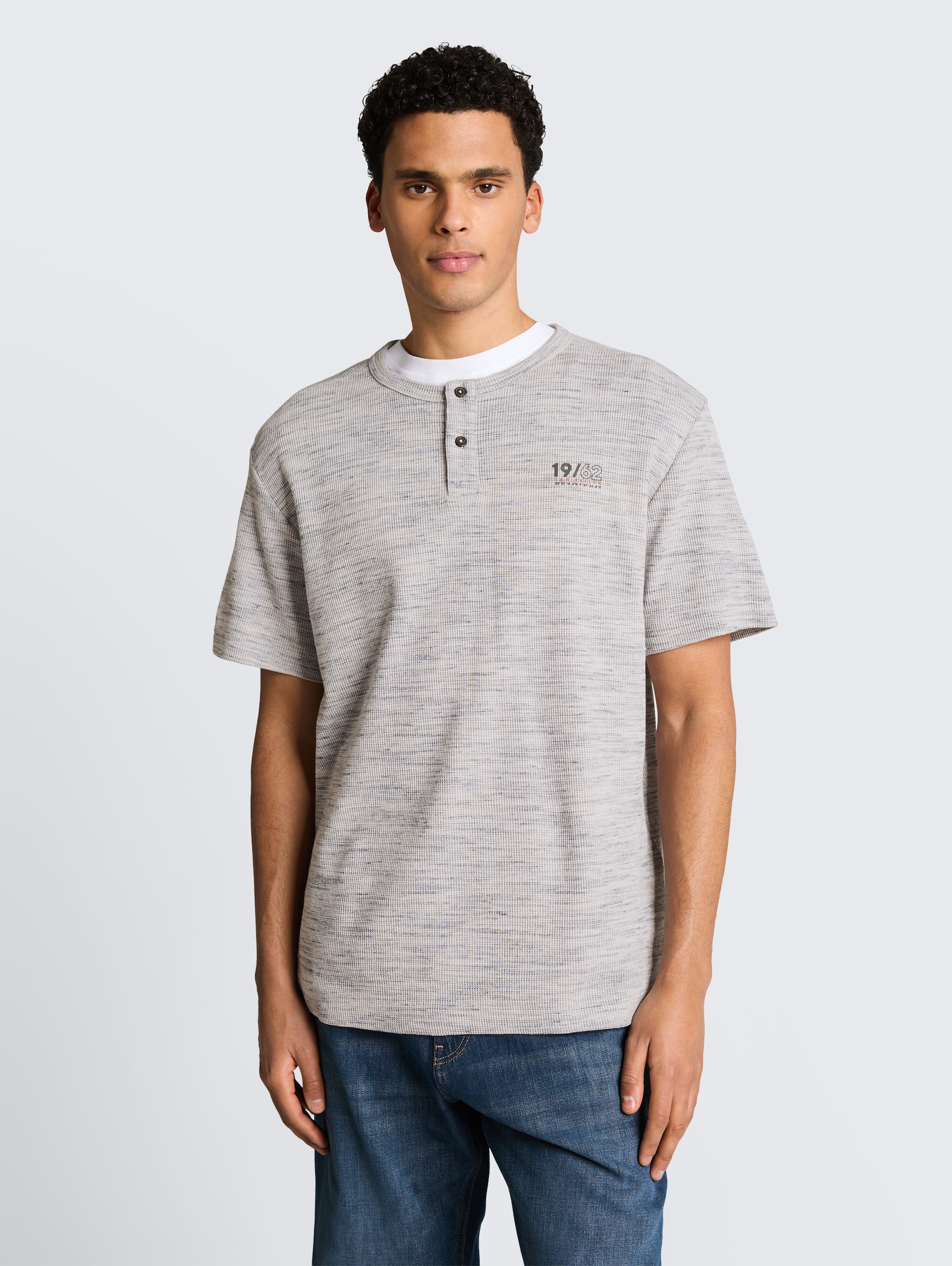 Henley T-shirt in gemêleerde look - white grey waffle inject - Nek model vooraanzicht
