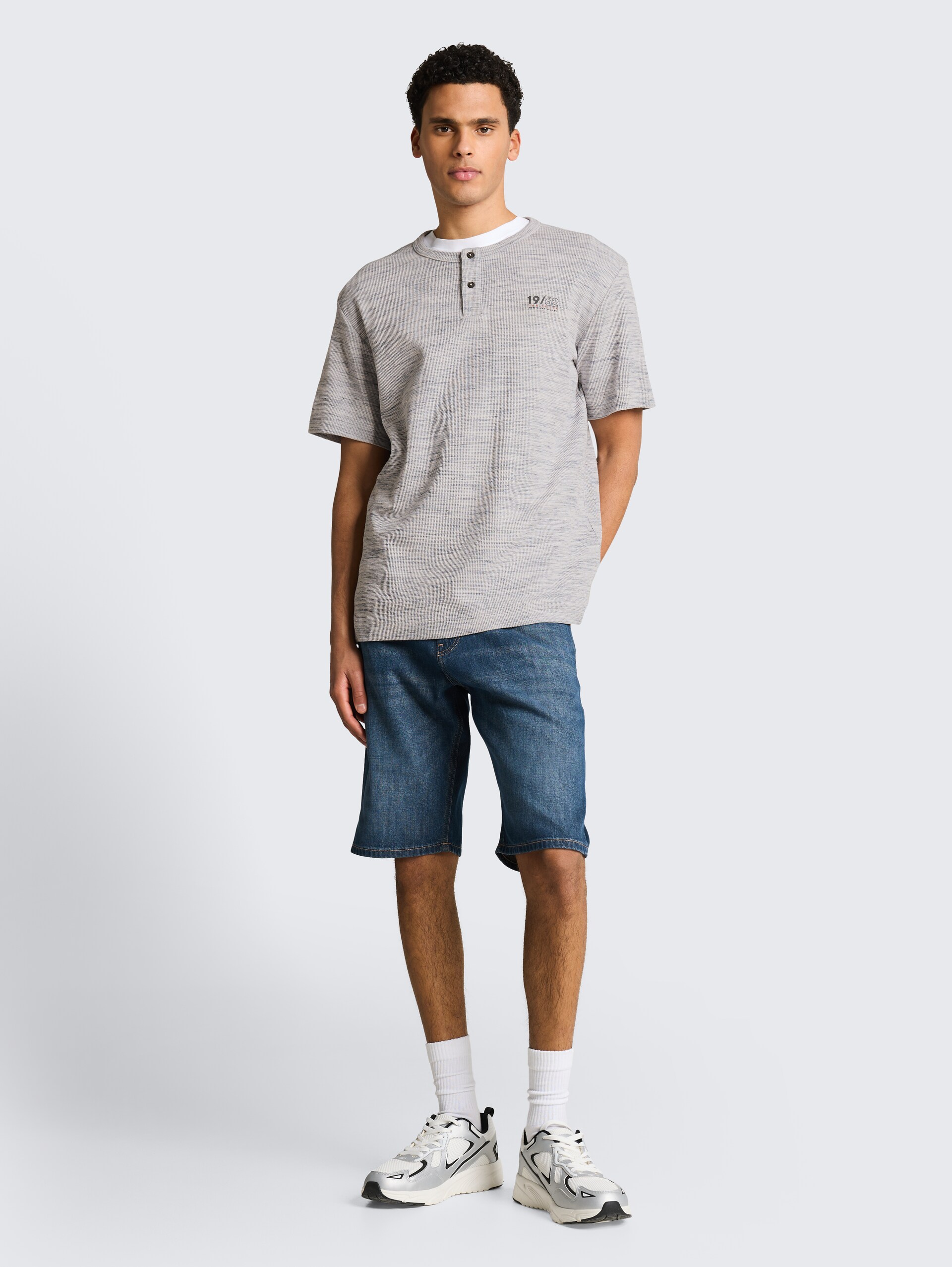 Henley T-shirt in gemêleerde look - white grey waffle inject - Model vooraanzicht